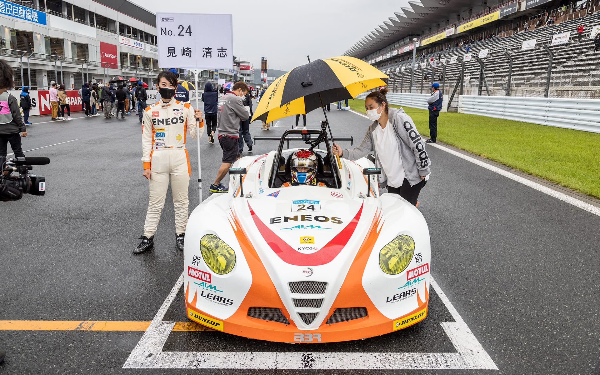 グリッド上ではマシンをシェアするKYOJOのドライバーたちがそれぞれのマシンの横でネームカードを持ってグリッドガールを務めた。24号車のドライバーは見崎清志さん