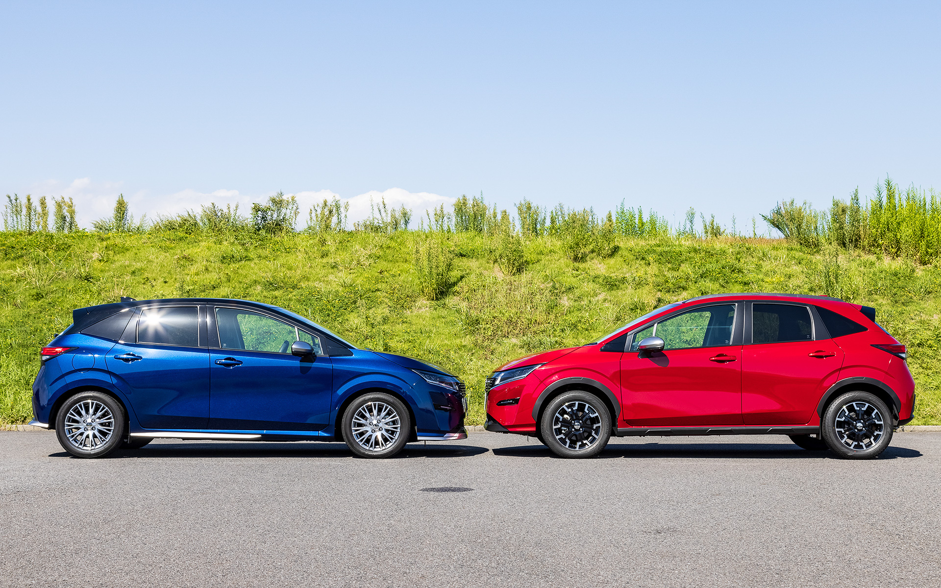 ノート AUTECH（左）とノート AUTECH クロスオーバー（右）