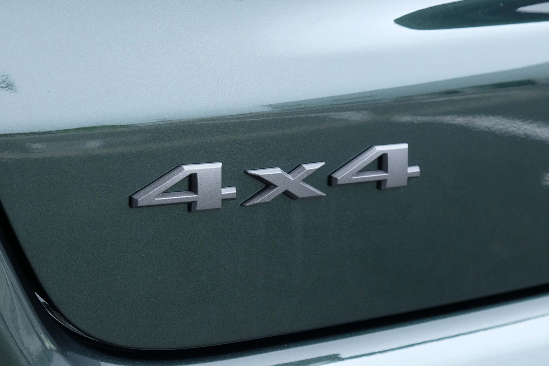 エクステリアバッヂをグラナイトカラーで仕上げたエクステリア