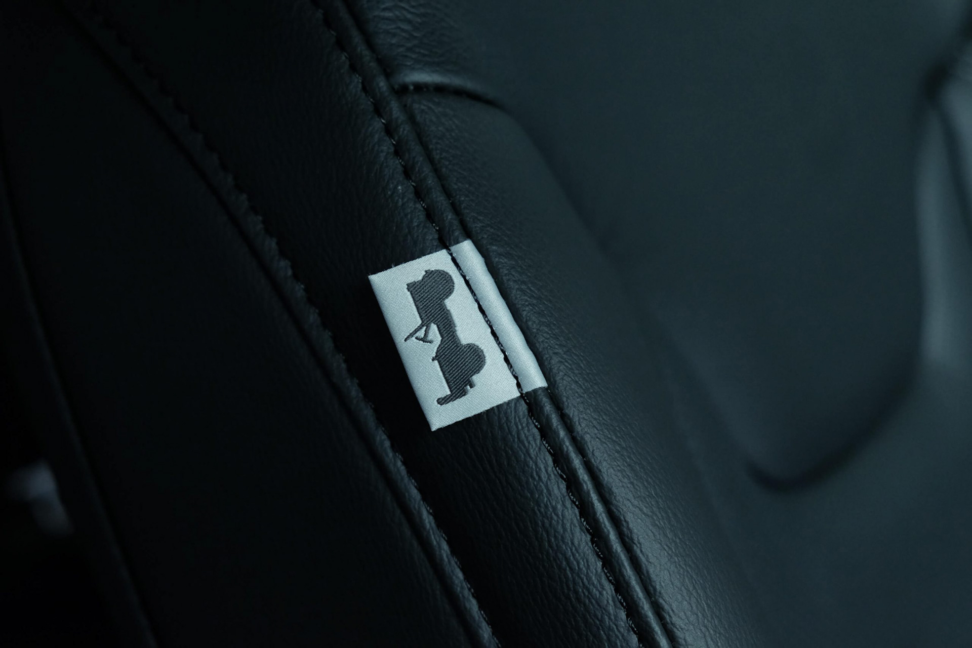 「Willys」のタグや「80th Anniversary」ロゴが施されたインテリア