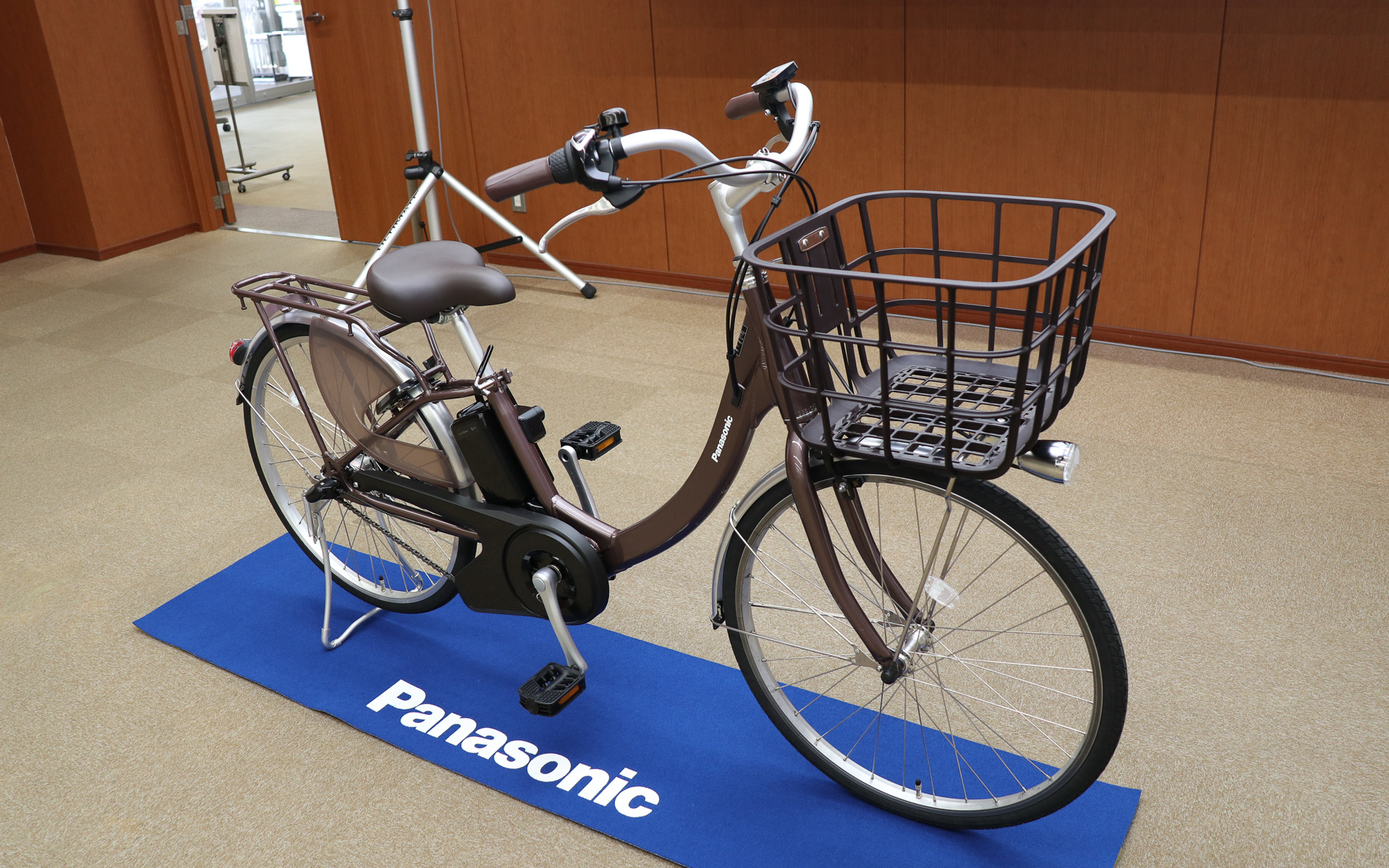 発表会場に置かれていた展示車のカラーは「パールココアブラウン（T2L）」