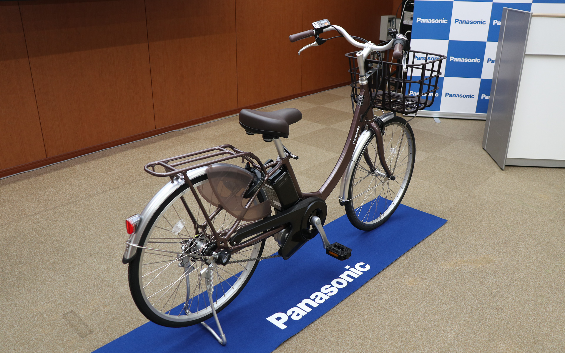 発表会場に置かれていた展示車のカラーは「パールココアブラウン（T2L）」