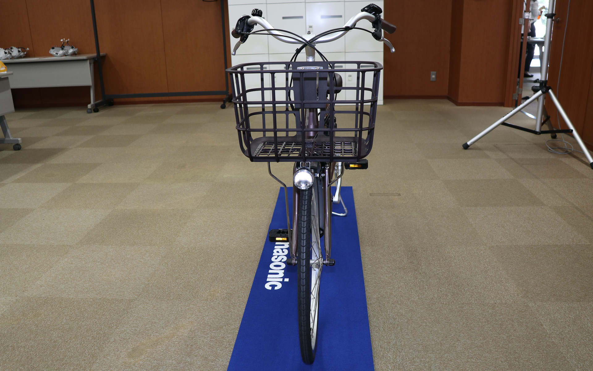 車体前方に化学素材メーカーの小松マテーレと共同開発した「カーボン配合軽量バスケット」を装備する