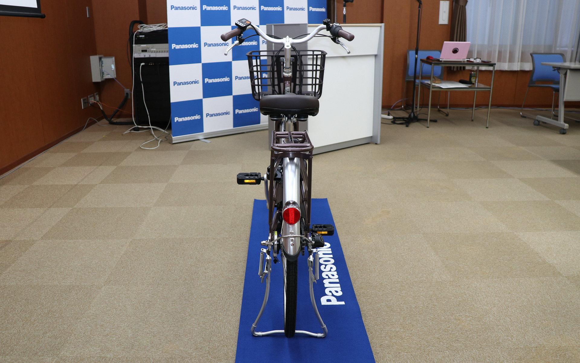 車体前方に化学素材メーカーの小松マテーレと共同開発した「カーボン配合軽量バスケット」を装備する