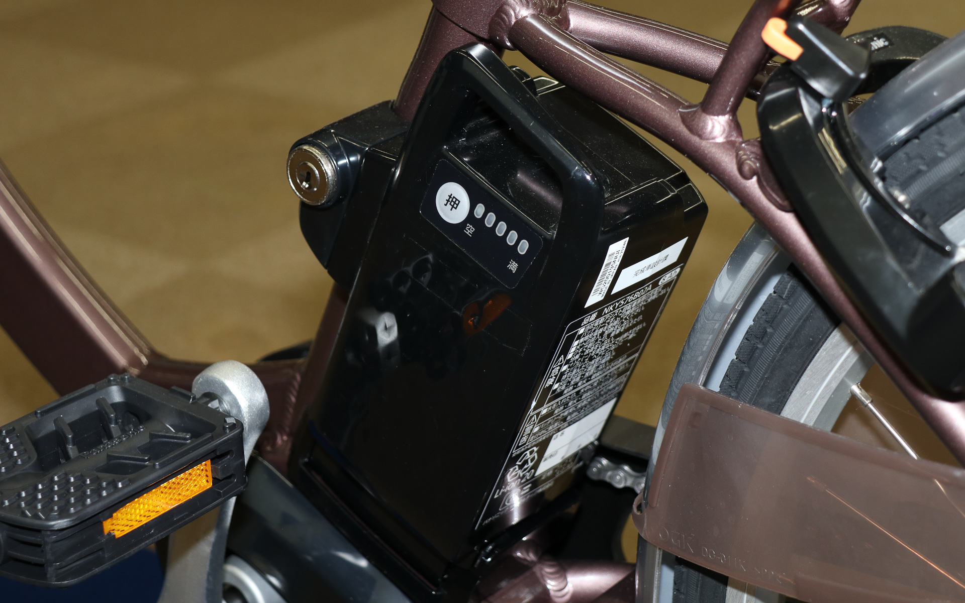 バッテリーはほかのモデルでも使われている「NKY576B02」（ブラック）を採用