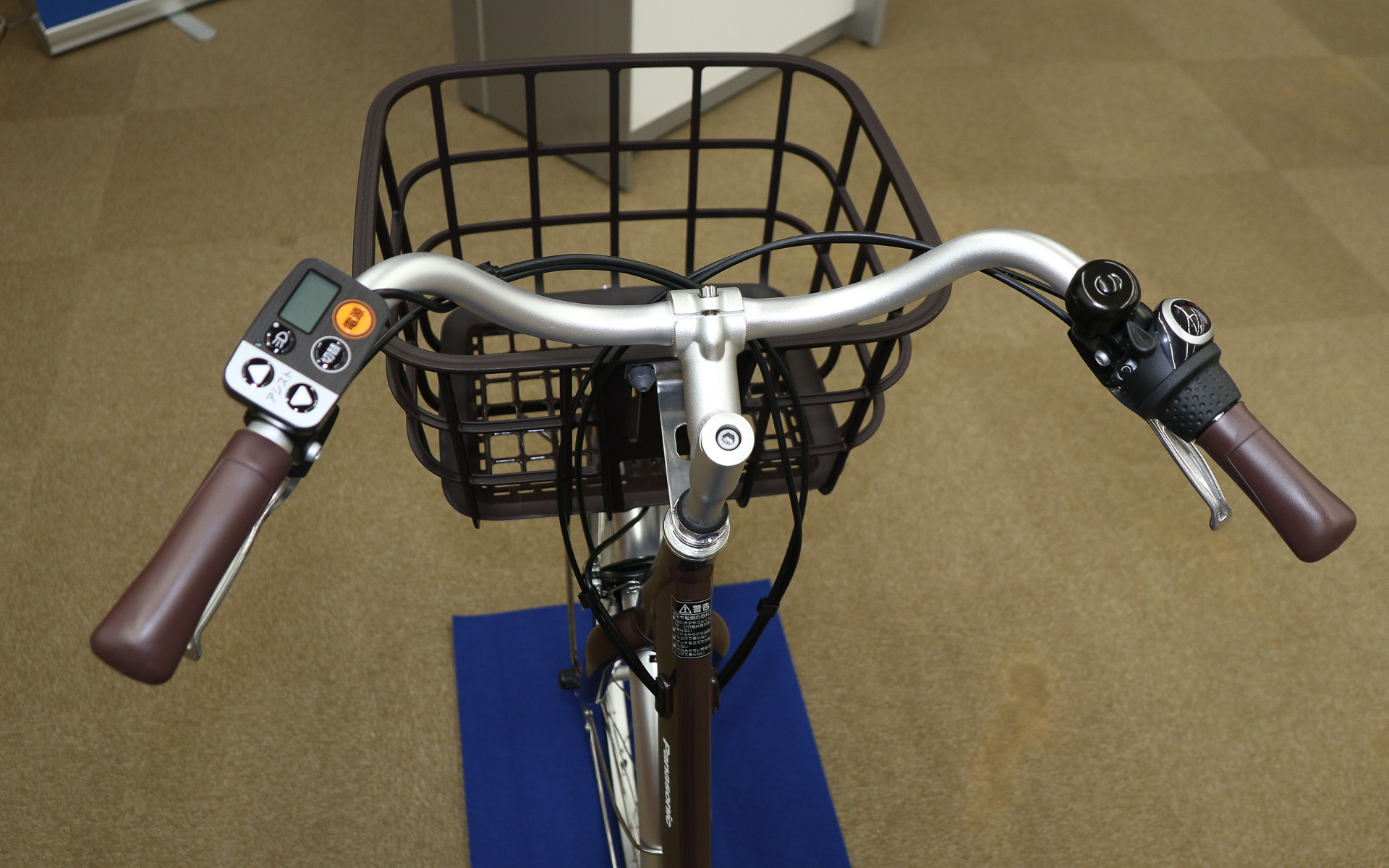 ハンドル左側にアシストモードの選択や残りの走行可能距離などを表示できる操作パネル、右側に後輪のハブに入った内装3段シフトの変速機を備える