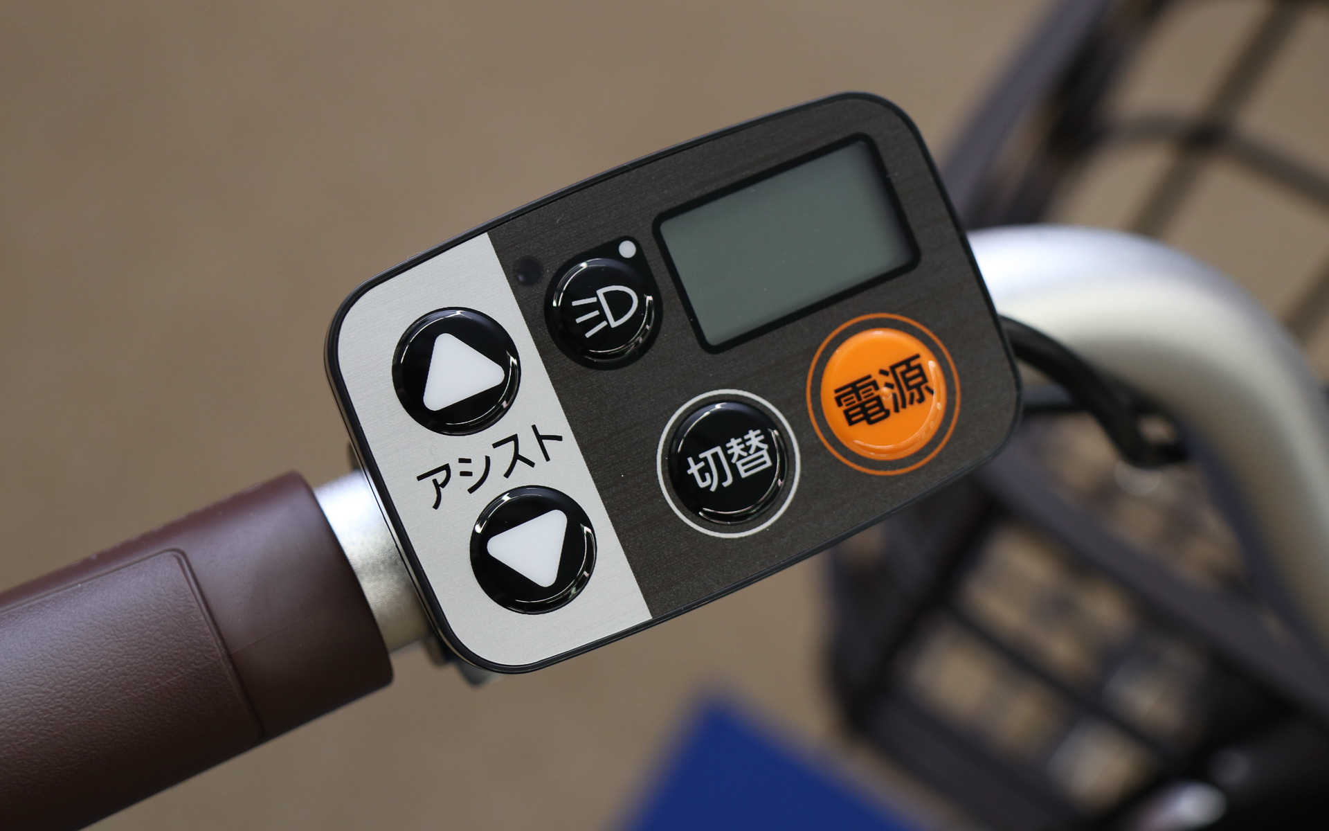 ハンドル左側にアシストモードの選択や残りの走行可能距離などを表示できる操作パネル、右側に後輪のハブに入った内装3段シフトの変速機を備える