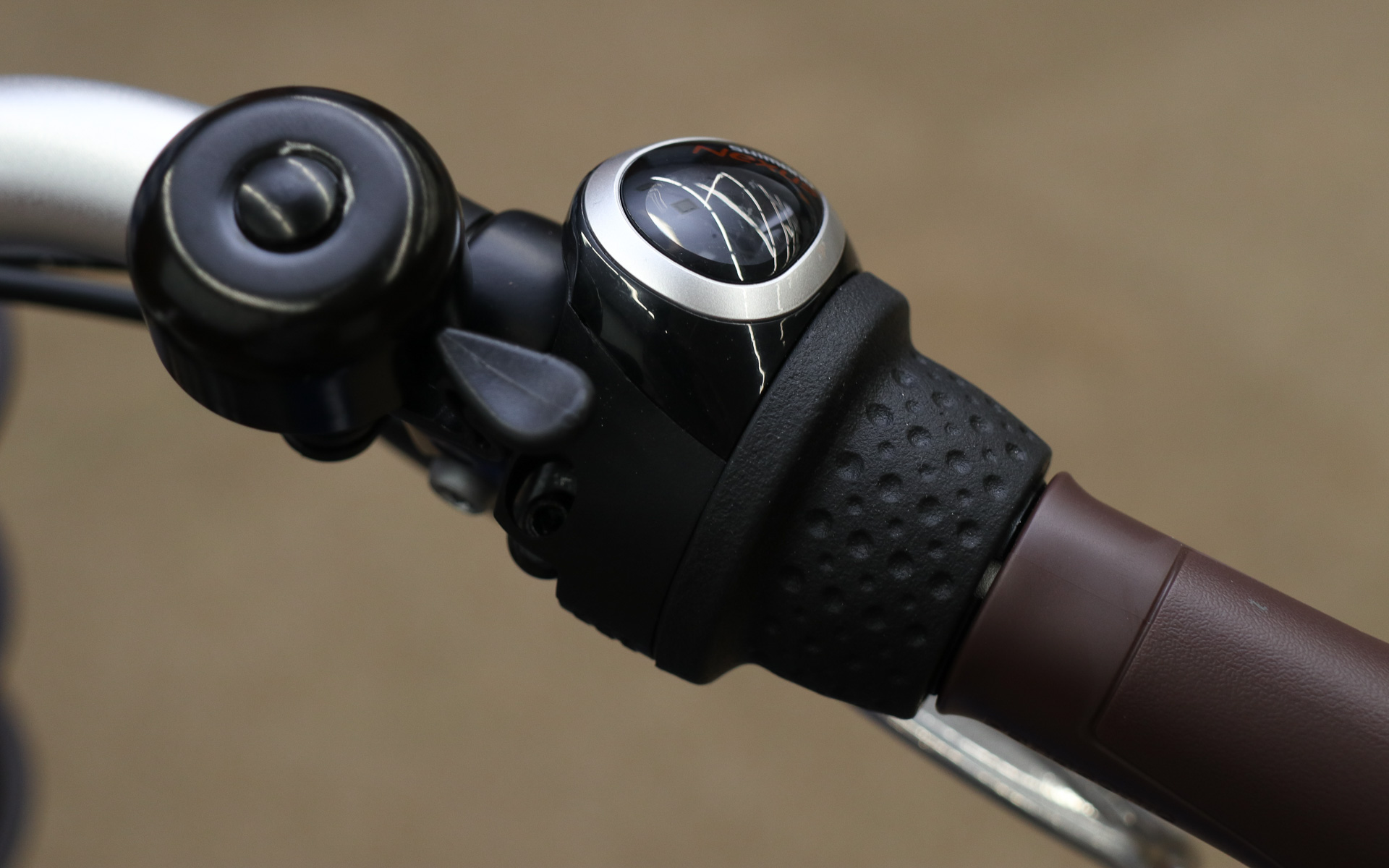 ハンドル左側にアシストモードの選択や残りの走行可能距離などを表示できる操作パネル、右側に後輪のハブに入った内装3段シフトの変速機を備える