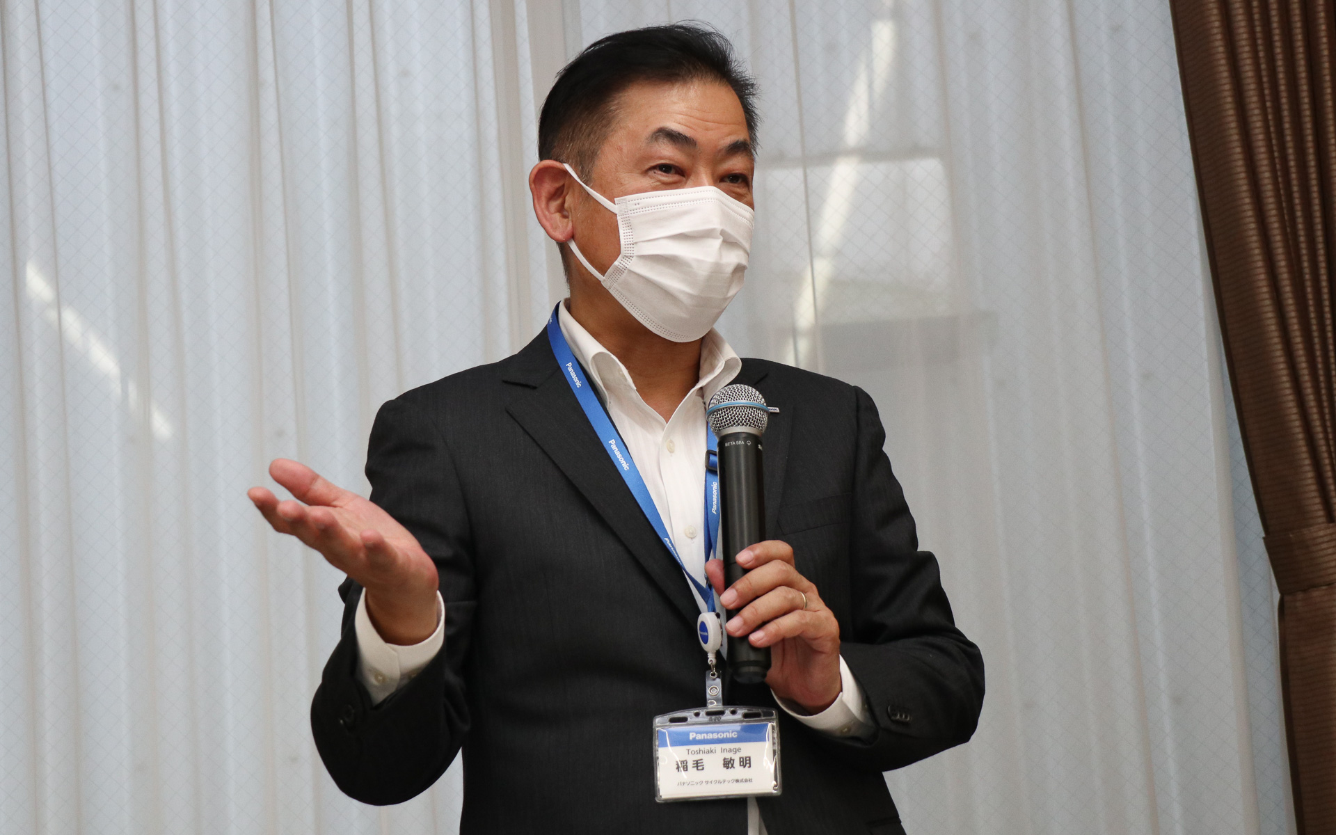 柏原工場がリニューアルした経緯などについて説明する稲毛氏