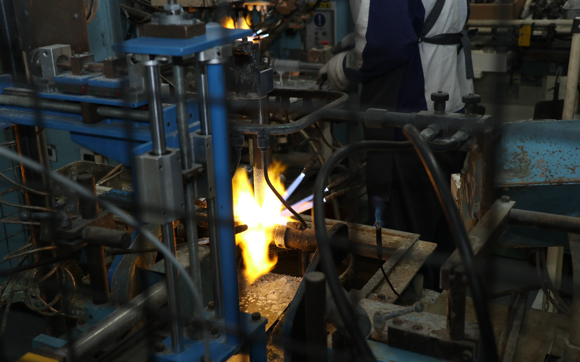 「ロウ付け溶接」の工程はほとんどが自動化され、作業員は部材のセットと終了後の回収＆冷却だけを行なっていた