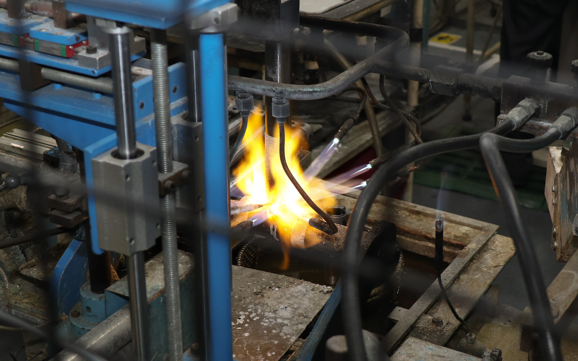 シートチューブの左側から出ている針のようなものがロウ材。温度上昇に合わせて自動的に差し込まれていく