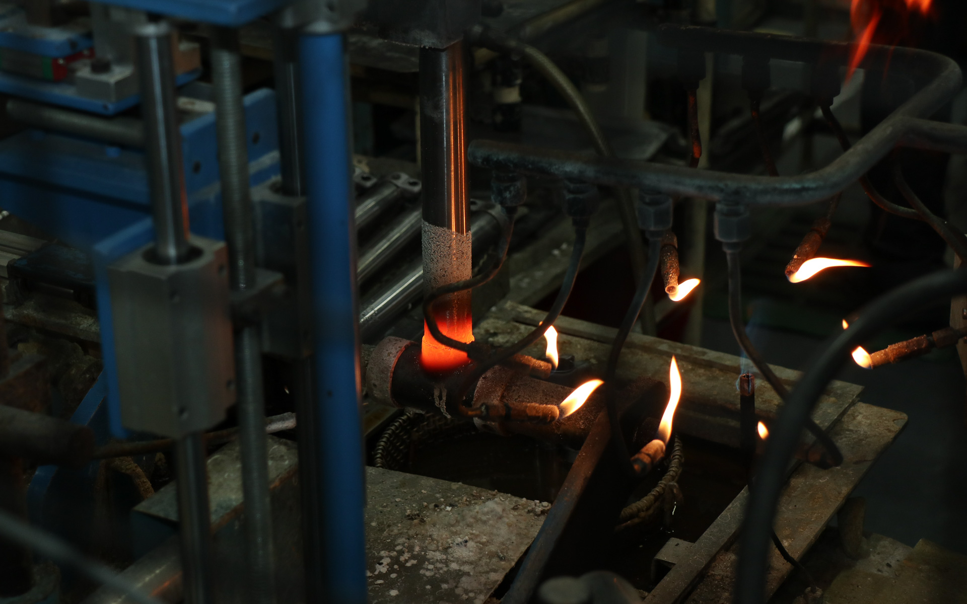 加熱終了後もしばらく赤熱が続く。溶接部分が内側になるため、接合面がきれいに仕上がることもロウ付け溶接の利点とのこと