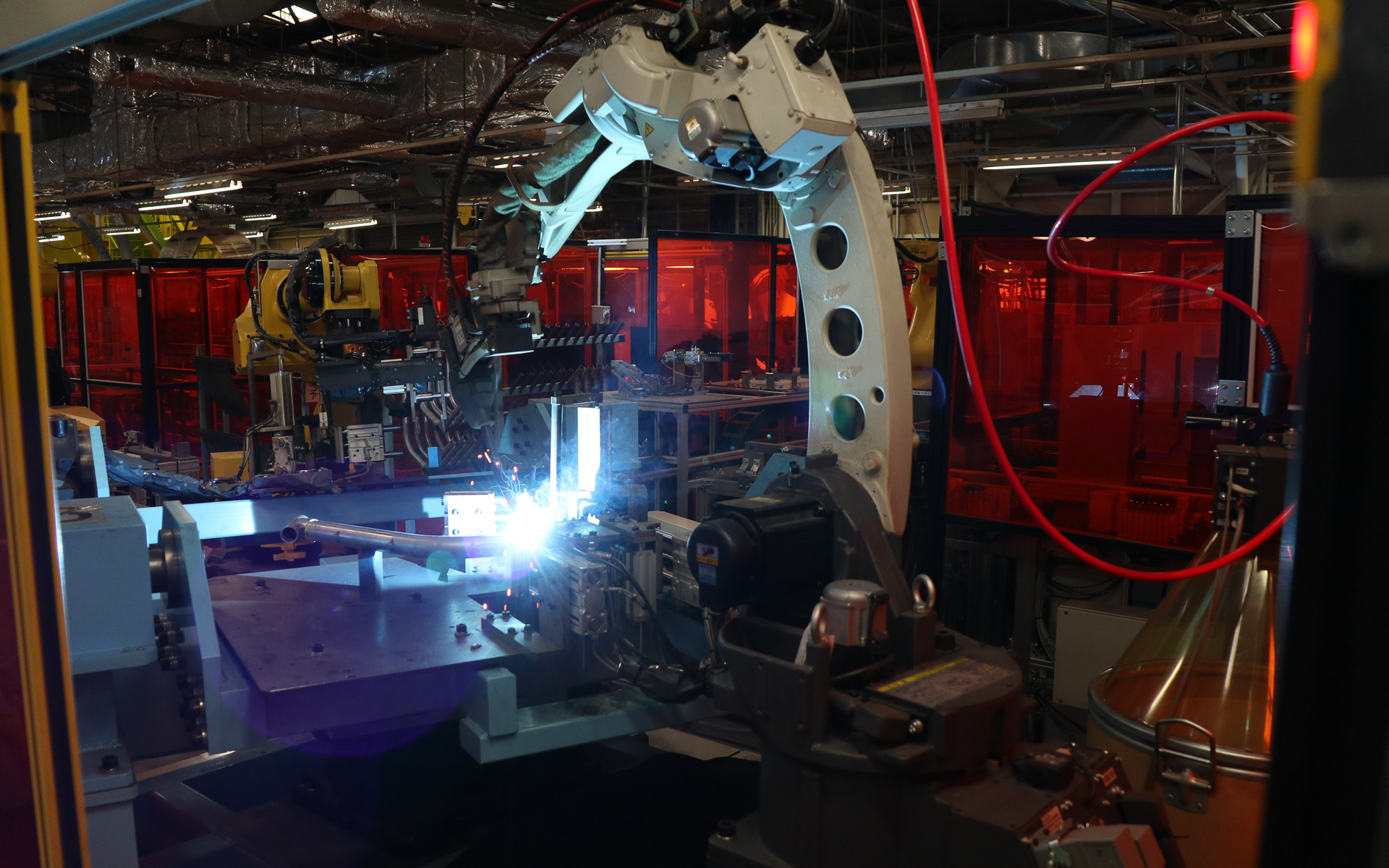 治具にセットした部材を溶接用ロボットでMAG溶接。治具が部材を移動、回転させてさまざまな角度から溶接されていく