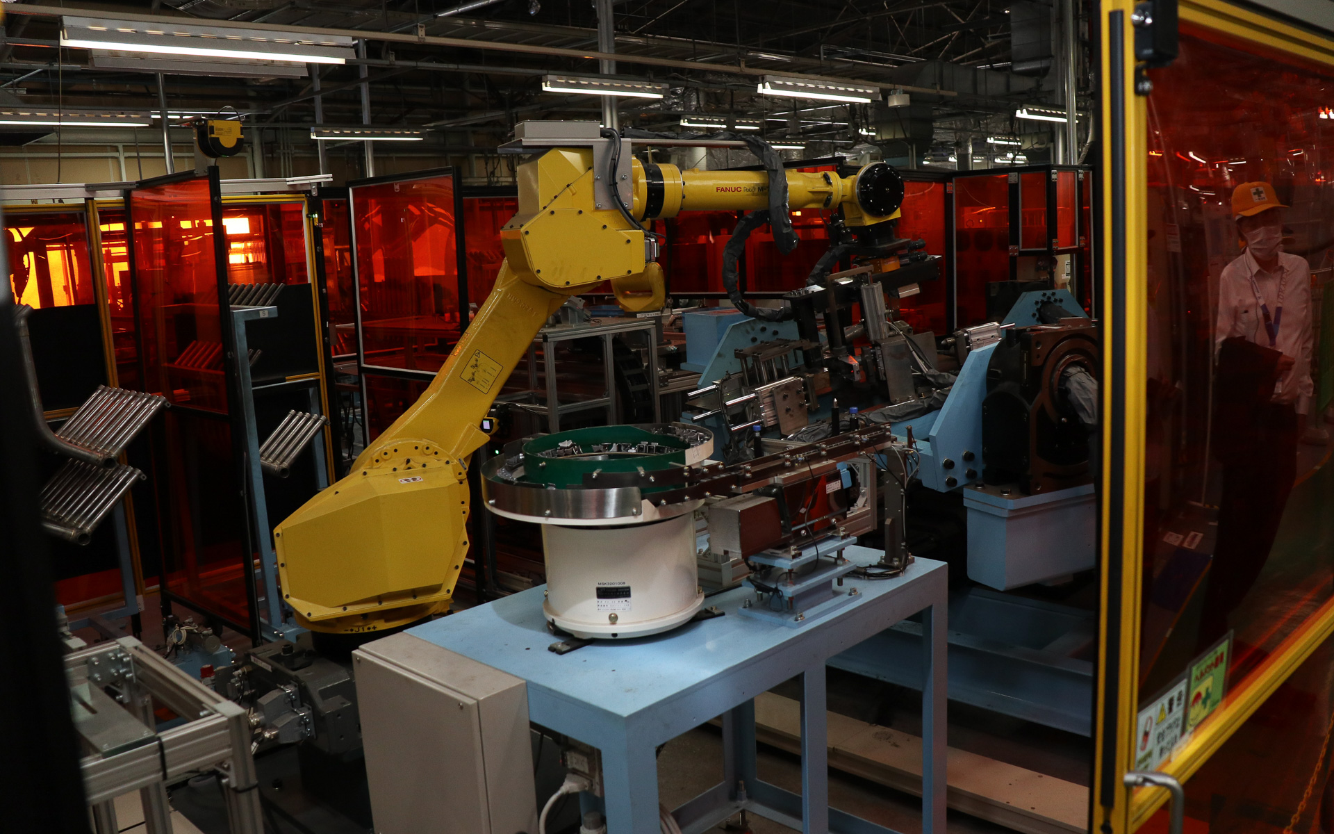 こちらは搬送用ロボット。少し暗くて詳細は分からなかったが、さまざまなものを掴んで移動させていた