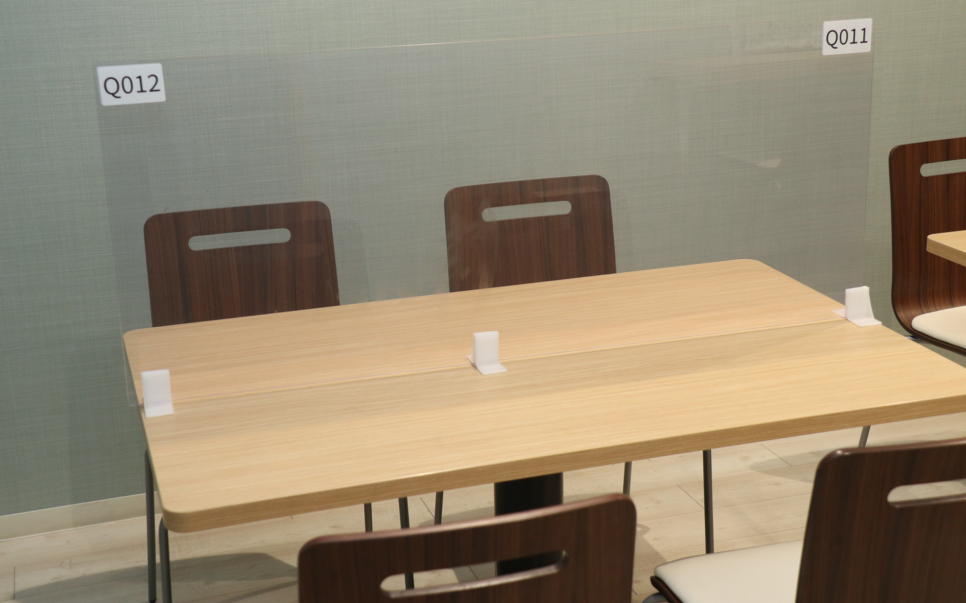 発表会などでは取り上げられていなかったが、節水型皮膜処理設備の近くにある休憩室もリニューアルに合わせて内装を一新。アクリルパネルも設置されてしっかりと飛沫感染対策されている