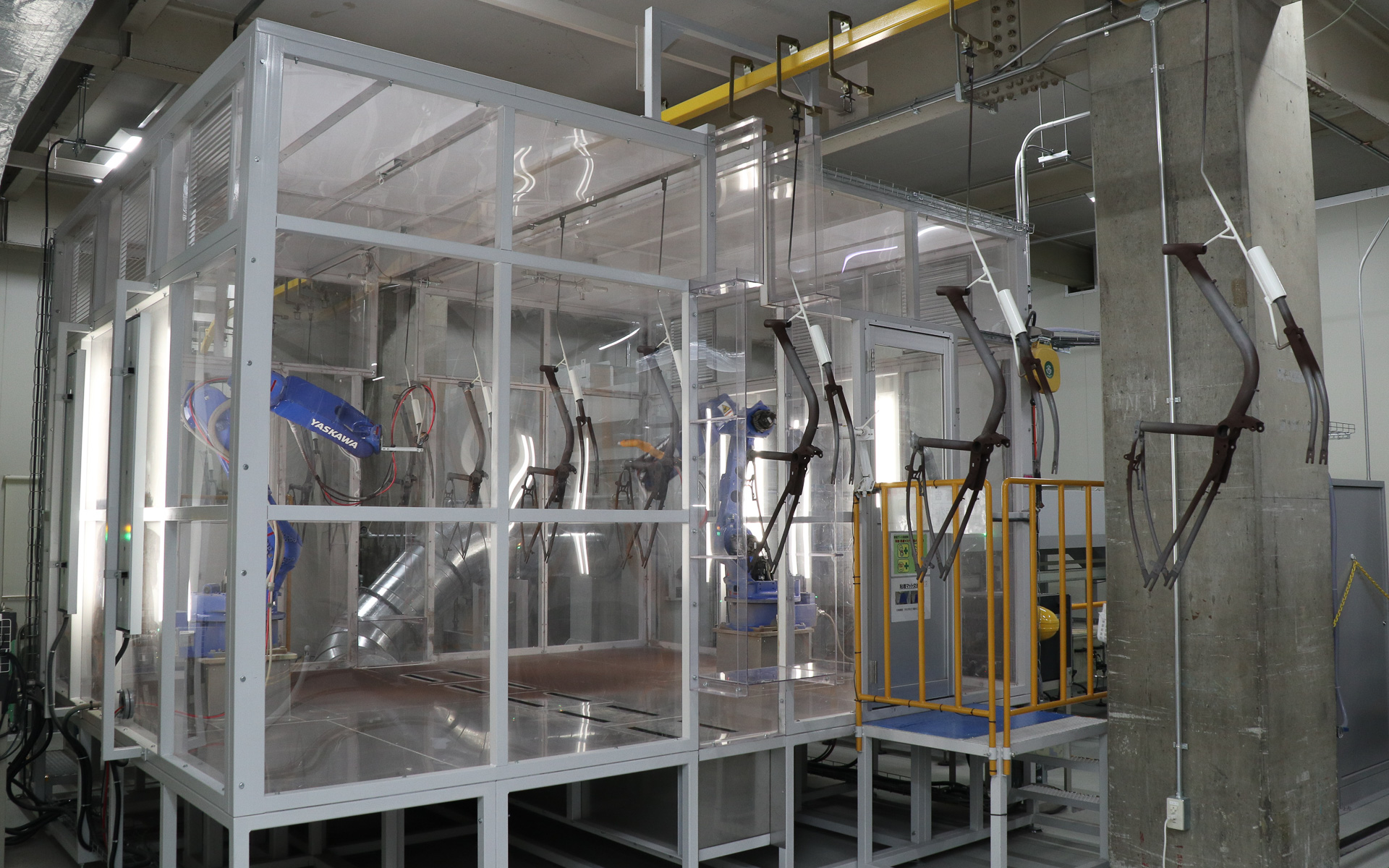 1度に多くの量を吹き付けると垂れてしまう溶剤塗装とはことなり、粉体塗装は1回の作業で塗装が完了するため生産効率も高い。逆に粉体塗装は狙った色味を出すことが難しいが、同社では研究開発の積み重ねで20色以上のカラーを溶剤塗装と同等の外観品位で実現している