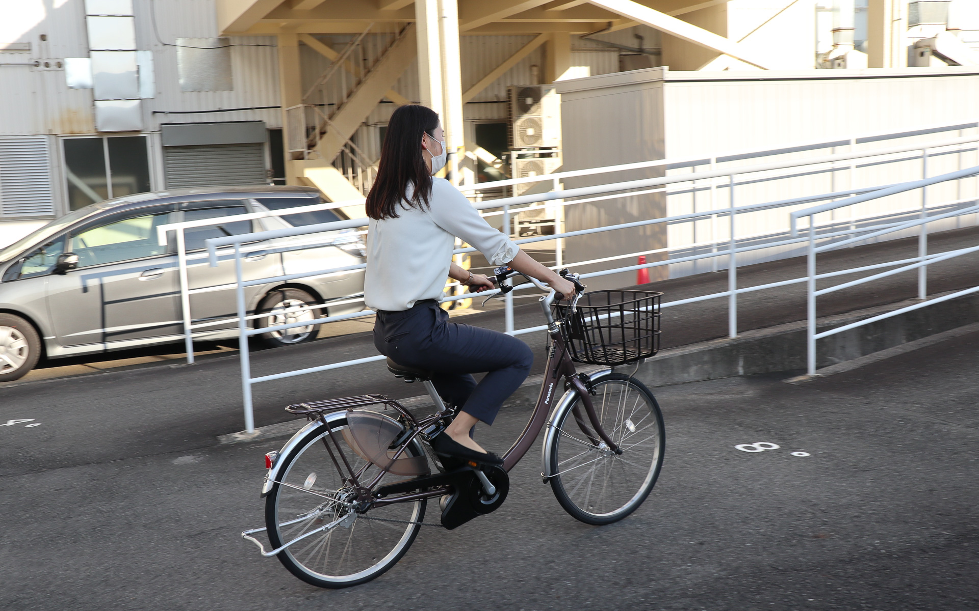 8度でもなかなか、12度となればいかにも厳しめな上り坂だが、撮影のために走行をお願いした女性の広報担当者は助走をつけることもなく悠々と坂を上りきっていく。筆者も試乗させてもらったが、バッテリーの消耗を抑えるロングモードでもアシスト力は十分。押して動かす時もドライブユニットやバッテリーを備える電動アシスト自転車であることを忘れそうなほど軽やかだった