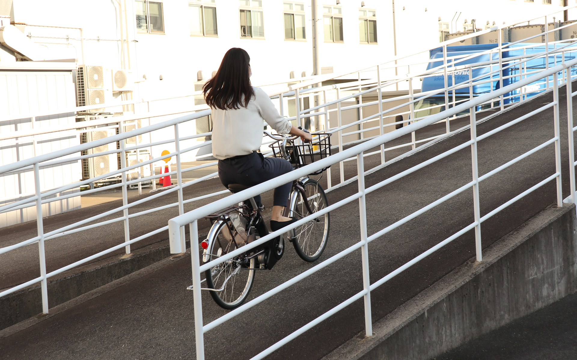 8度でもなかなか、12度となればいかにも厳しめな上り坂だが、撮影のために走行をお願いした女性の広報担当者は助走をつけることもなく悠々と坂を上りきっていく。筆者も試乗させてもらったが、バッテリーの消耗を抑えるロングモードでもアシスト力は十分。押して動かす時もドライブユニットやバッテリーを備える電動アシスト自転車であることを忘れそうなほど軽やかだった