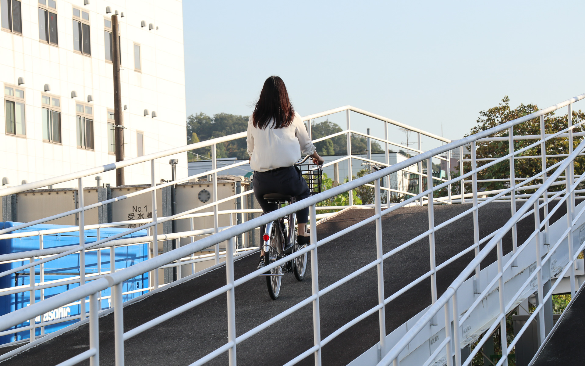 8度でもなかなか、12度となればいかにも厳しめな上り坂だが、撮影のために走行をお願いした女性の広報担当者は助走をつけることもなく悠々と坂を上りきっていく。筆者も試乗させてもらったが、バッテリーの消耗を抑えるロングモードでもアシスト力は十分。押して動かす時もドライブユニットやバッテリーを備える電動アシスト自転車であることを忘れそうなほど軽やかだった