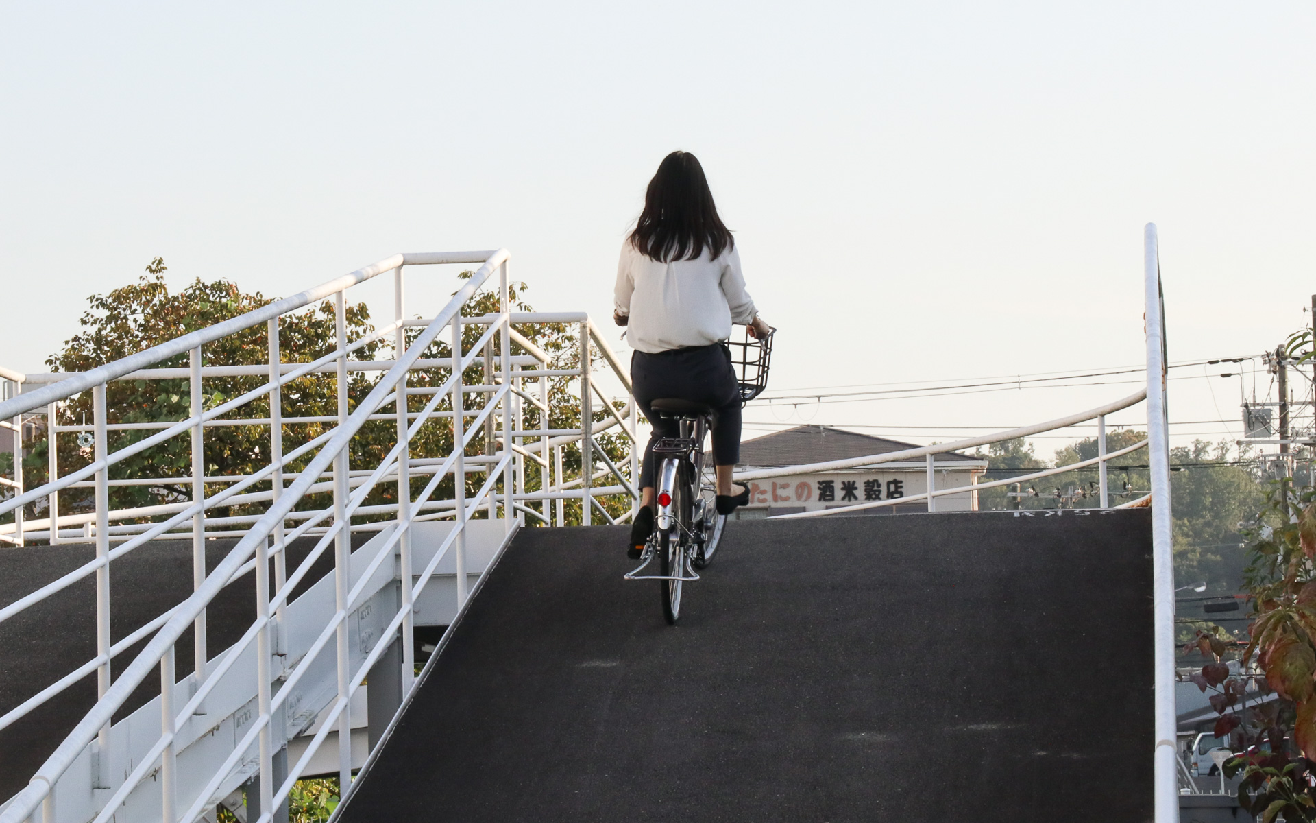 8度でもなかなか、12度となればいかにも厳しめな上り坂だが、撮影のために走行をお願いした女性の広報担当者は助走をつけることもなく悠々と坂を上りきっていく。筆者も試乗させてもらったが、バッテリーの消耗を抑えるロングモードでもアシスト力は十分。押して動かす時もドライブユニットやバッテリーを備える電動アシスト自転車であることを忘れそうなほど軽やかだった