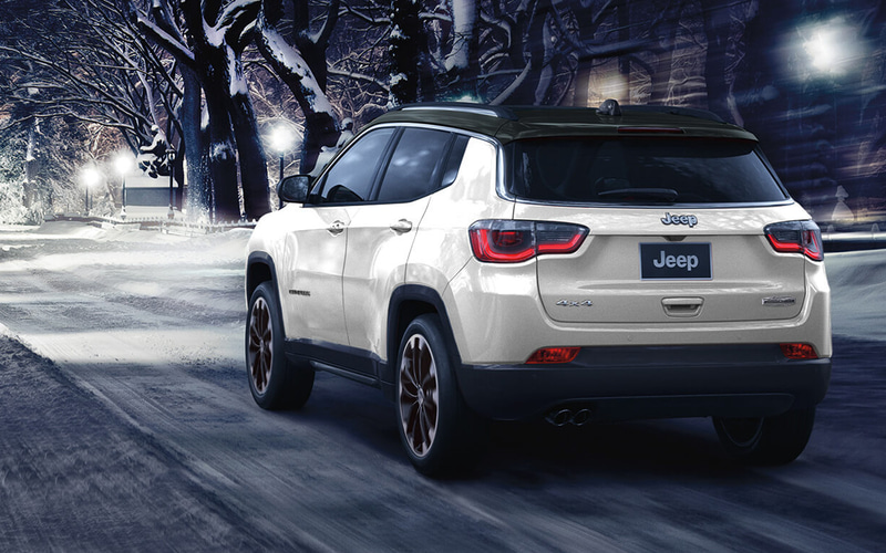 ジープ2台 Two-door top is the Jeep way to go! It's a JK-style with a JL look