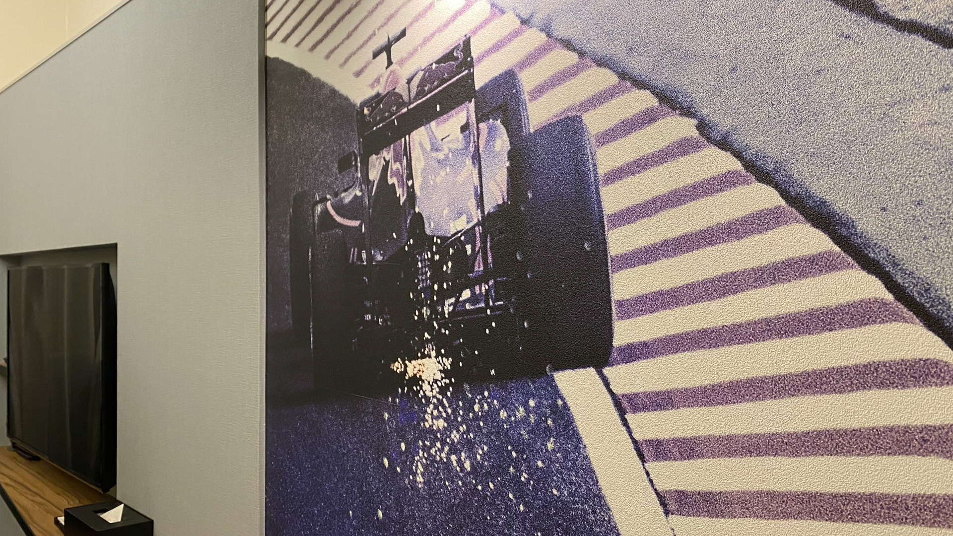 鈴鹿サーキットホテルの「THE MAIN」の客室には、こんな感じで壁一面にF1のワンシーンが描かれていてとても素敵でした。この時はグランドメゾネットという2階建メゾネットタイプのお部屋で、大人6名＋幼児の添い寝2名まで可能な広々空間。2階のベッドに子供を寝かしつけたあとに、大人は1階でF1観戦するなんてのもいいですよね