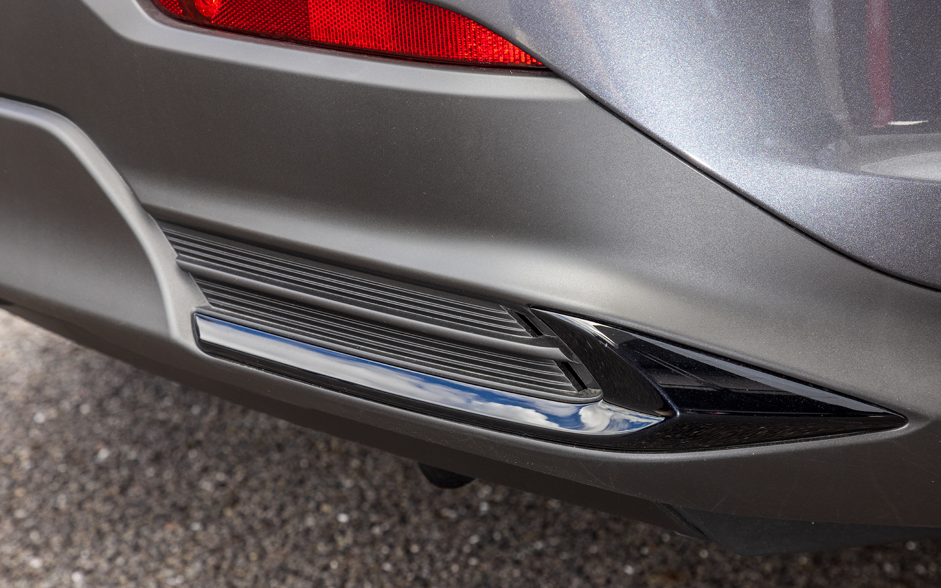 リアバンパー下部に小さなエアアウトレットを装備。空力に効果があるという