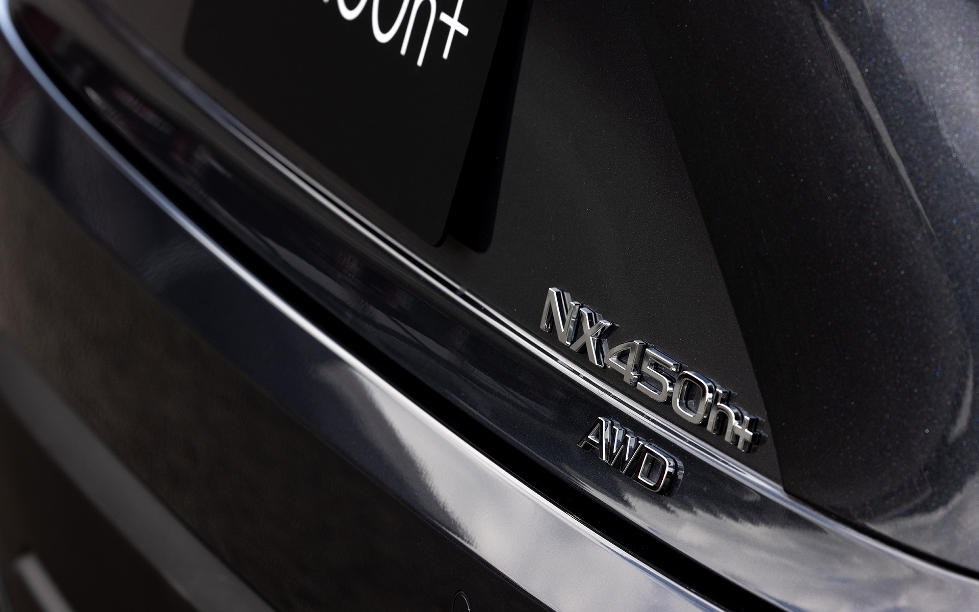 バックドア下部に車名バッジが付く