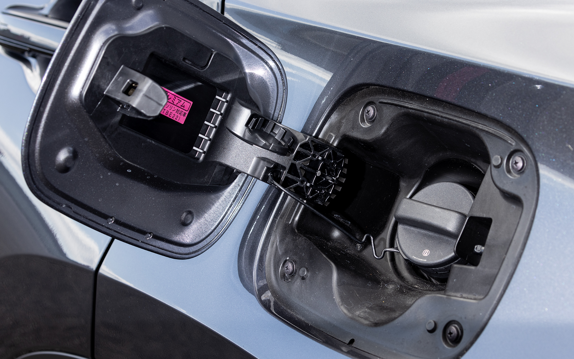 ボディ左サイドに給油口がある。燃料は無鉛プレミアムガソリン仕様