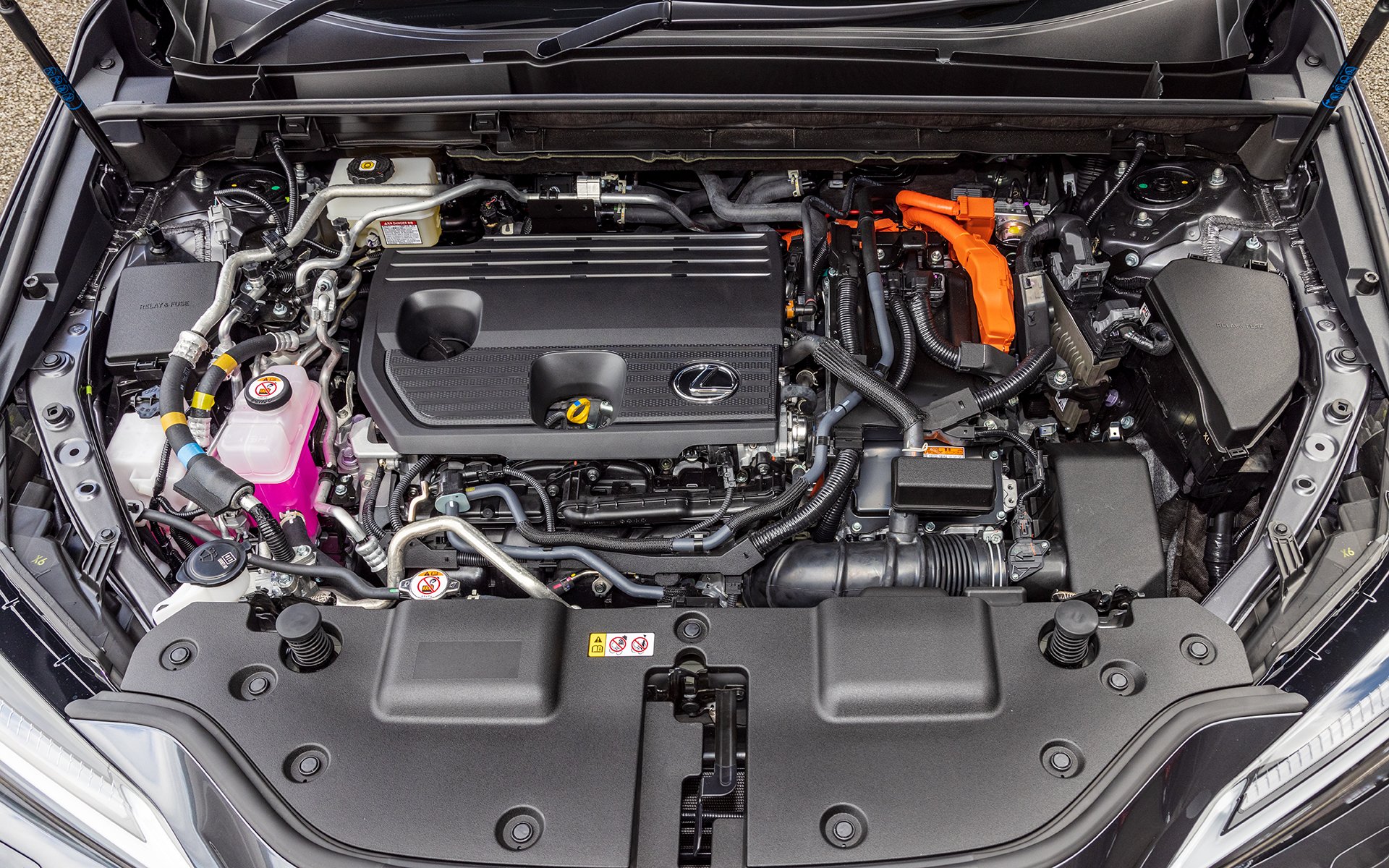 エンジンは2.5リッター直列4気筒エンジン「A24A-FXS」を搭載。エンジン自体はハイブリッドのNX350hと同型