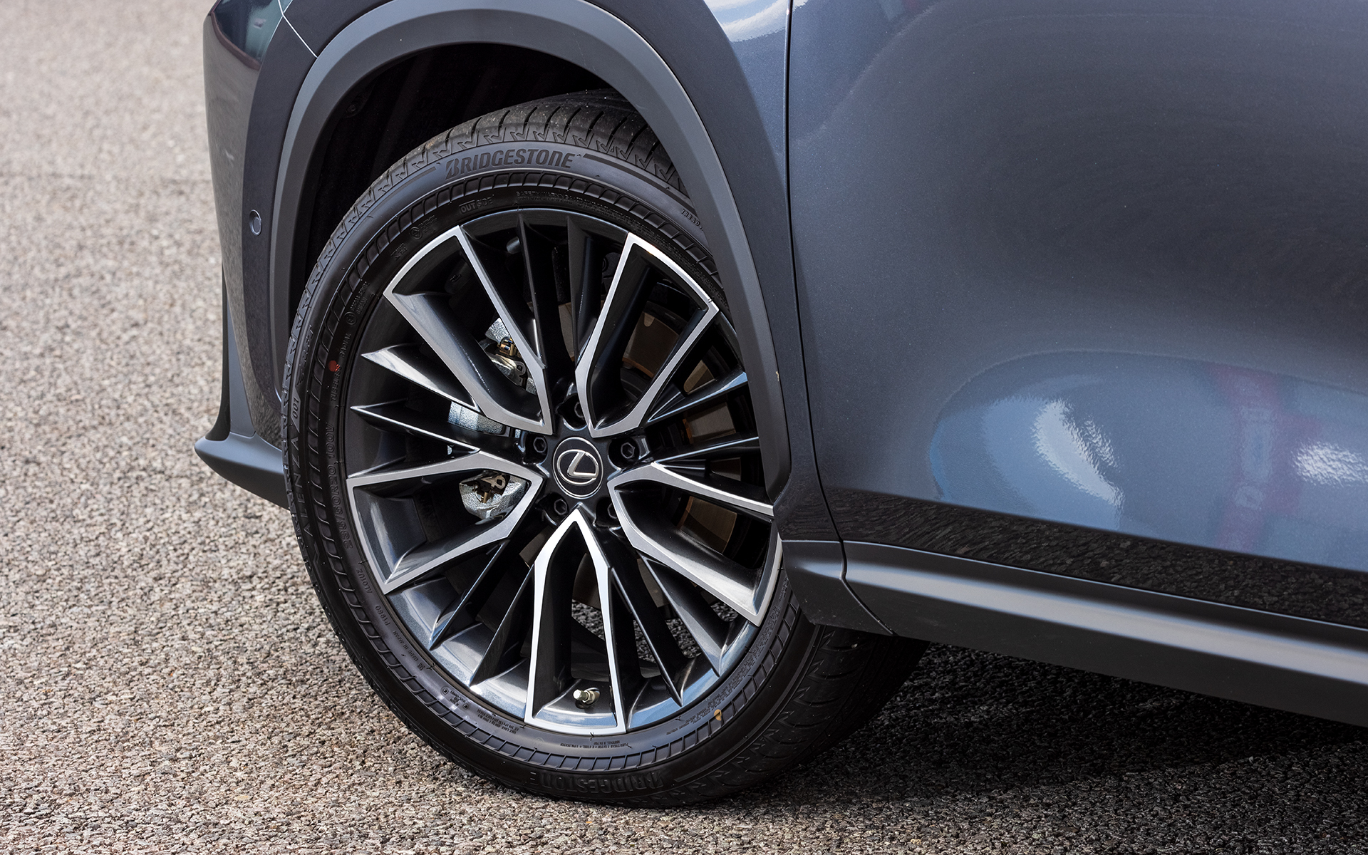 タイヤは235/50R20サイズでランフラットタイプ。ホイールはダークグレーメタリック塗装と切削光輝のコンビネーション