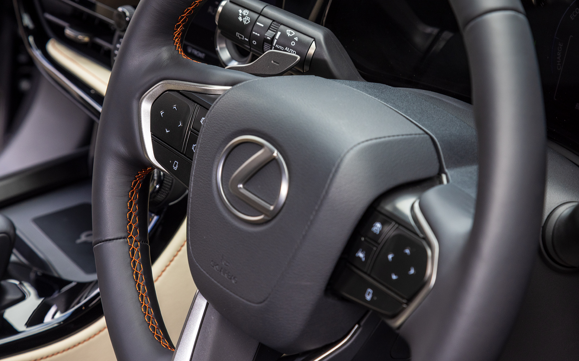 ステアリングにはオレンジカラーの複雑なステッチを採用