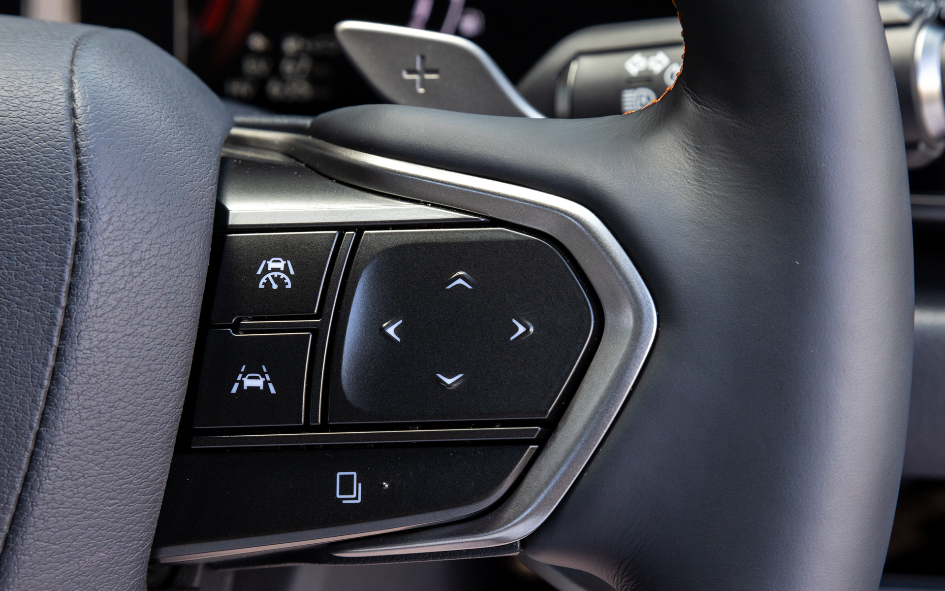 スポーク部にはタッチ操作が行なえるセンサースイッチを配置