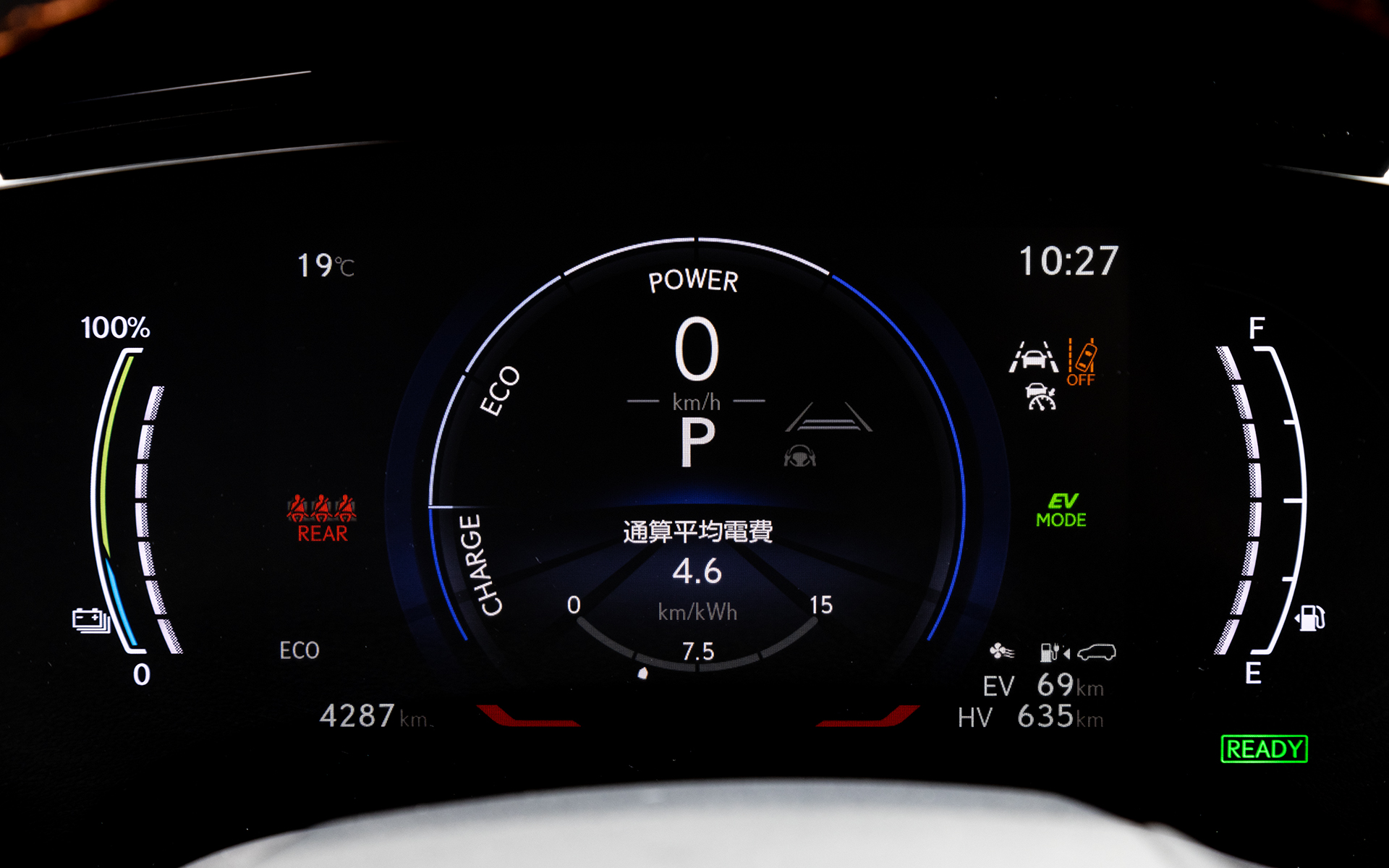 メーターパネルは液晶を採用。ドライブモードによって表示が変化する