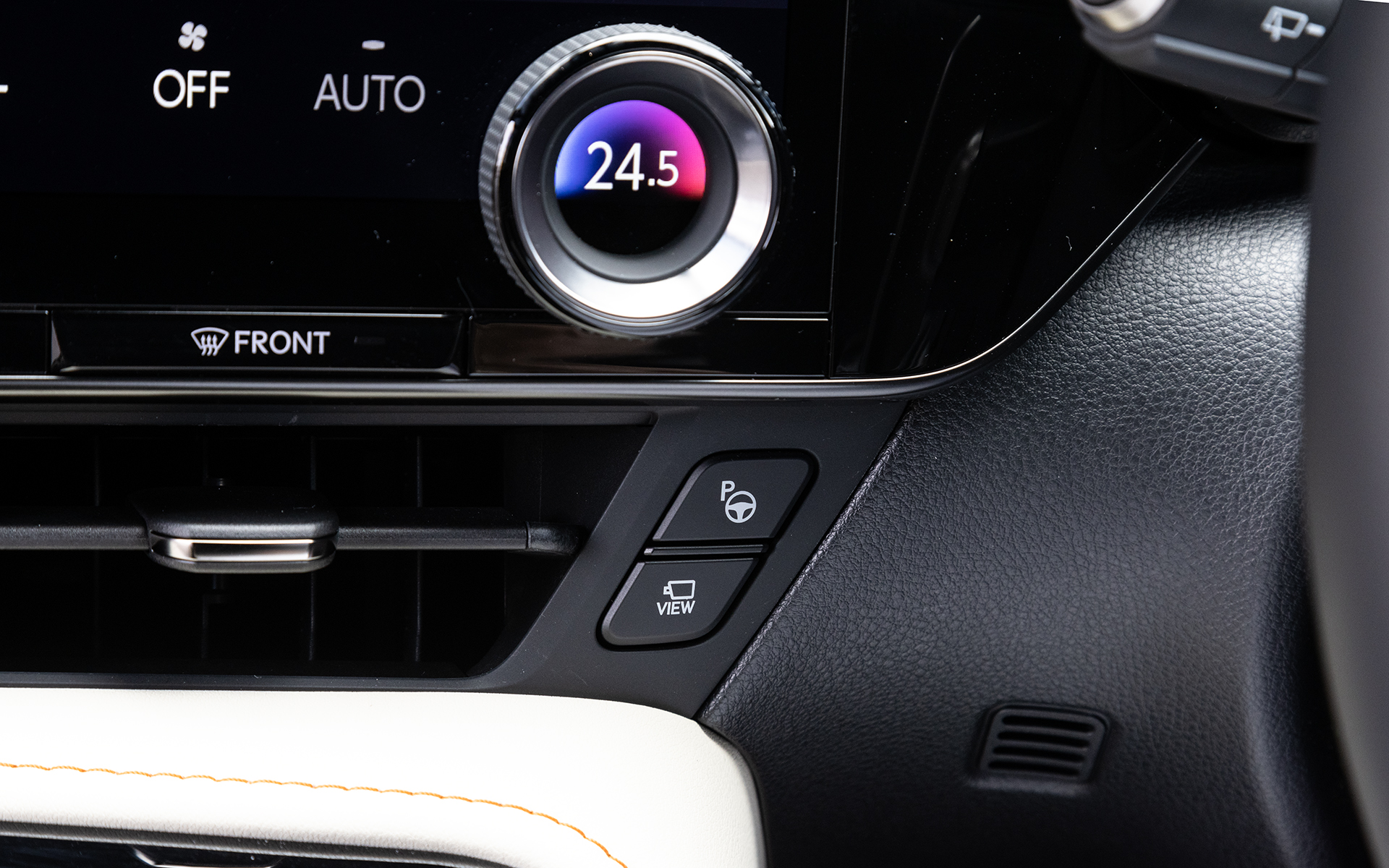 ステアリングコラム左にある「VIEW」ボタンで車両周囲の状況を表示