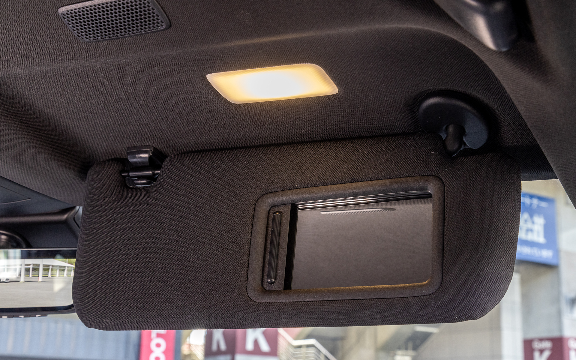 サンバイザー。裏にはバニティミラーを装備