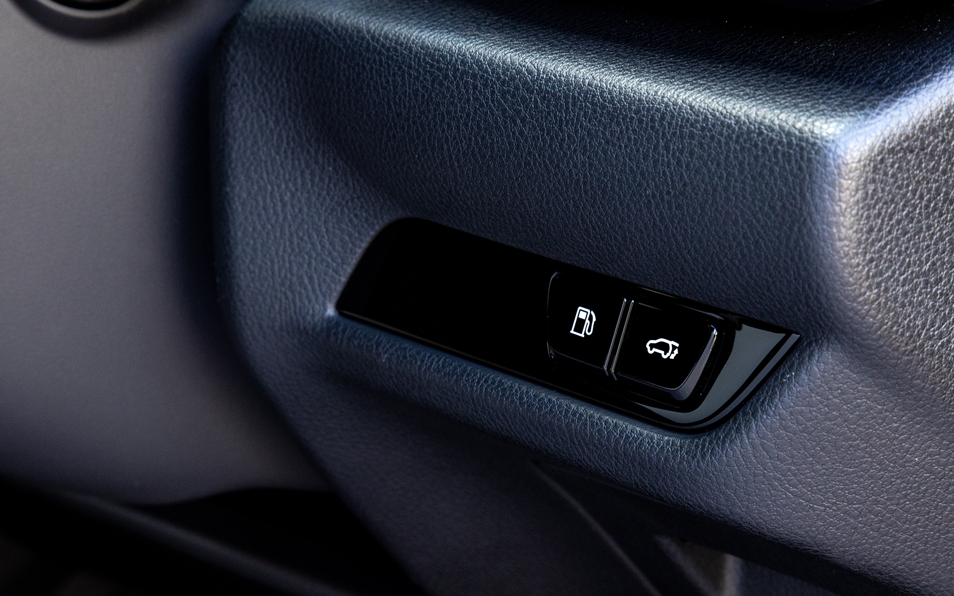 ステアリングコラム右側下部には給油口とバックドアのスイッチがある