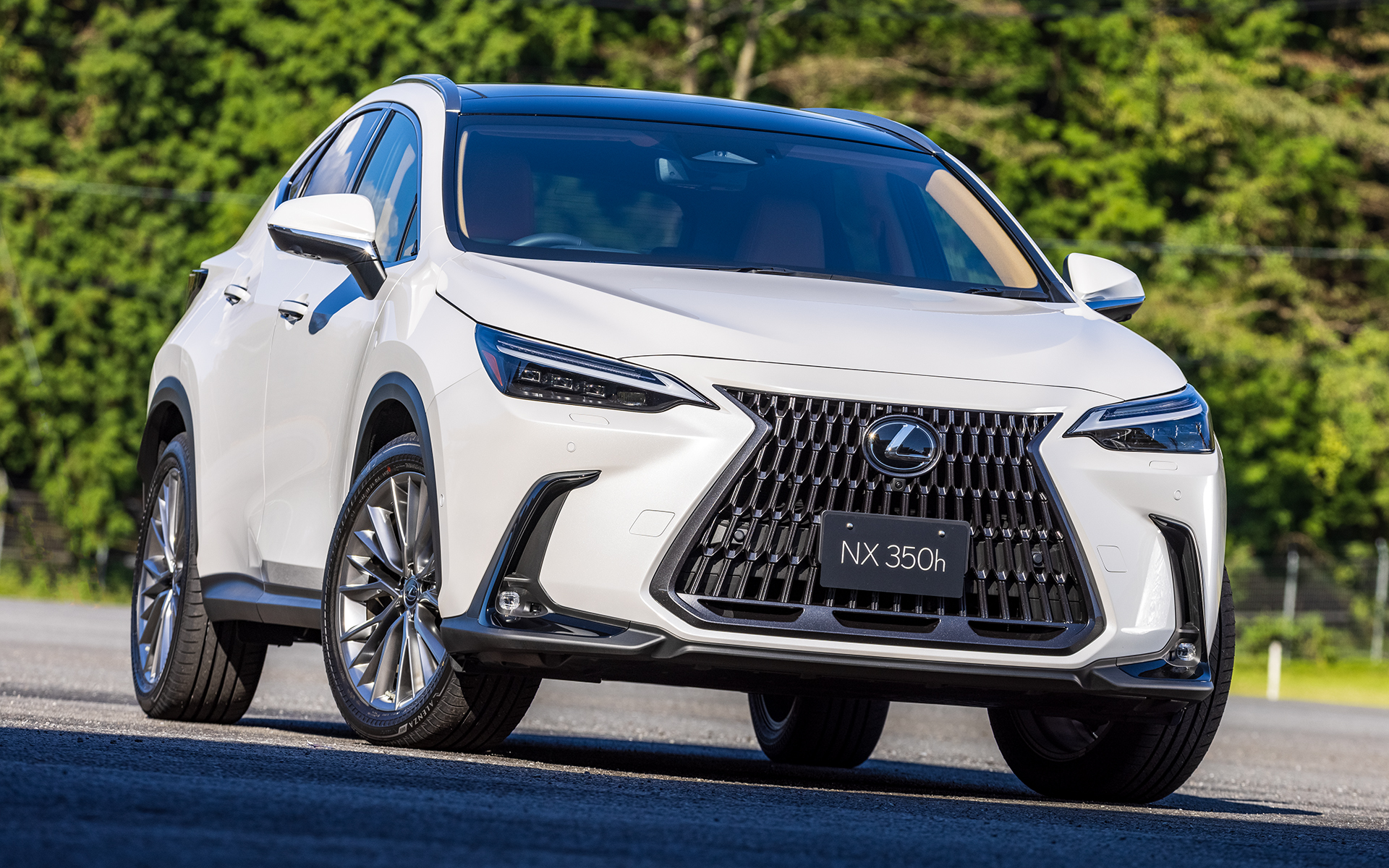 NX350h “version L”。撮影車両のボディカラーはソニッククォーツ