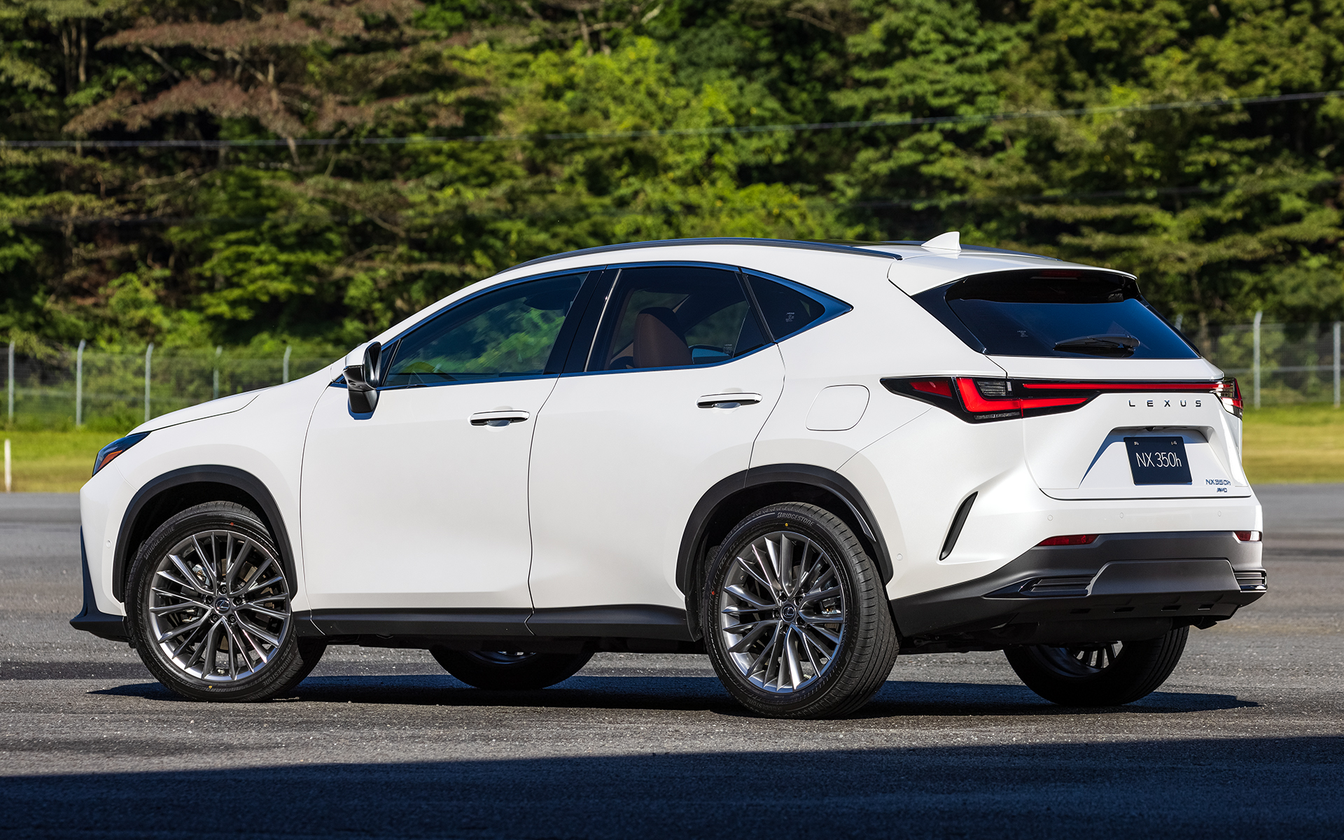 NX350h “version L”。撮影車両のボディカラーはソニッククォーツ