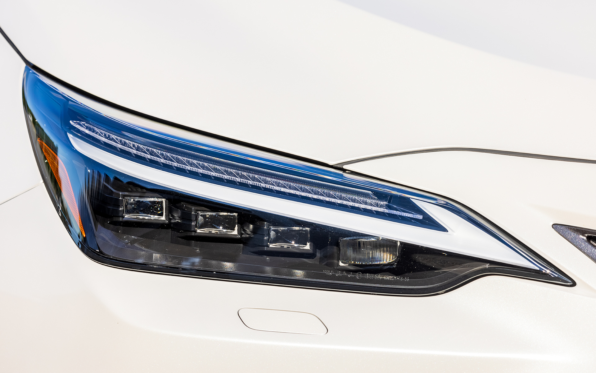 上位グレードは3眼フルLEDヘッドライトを装備