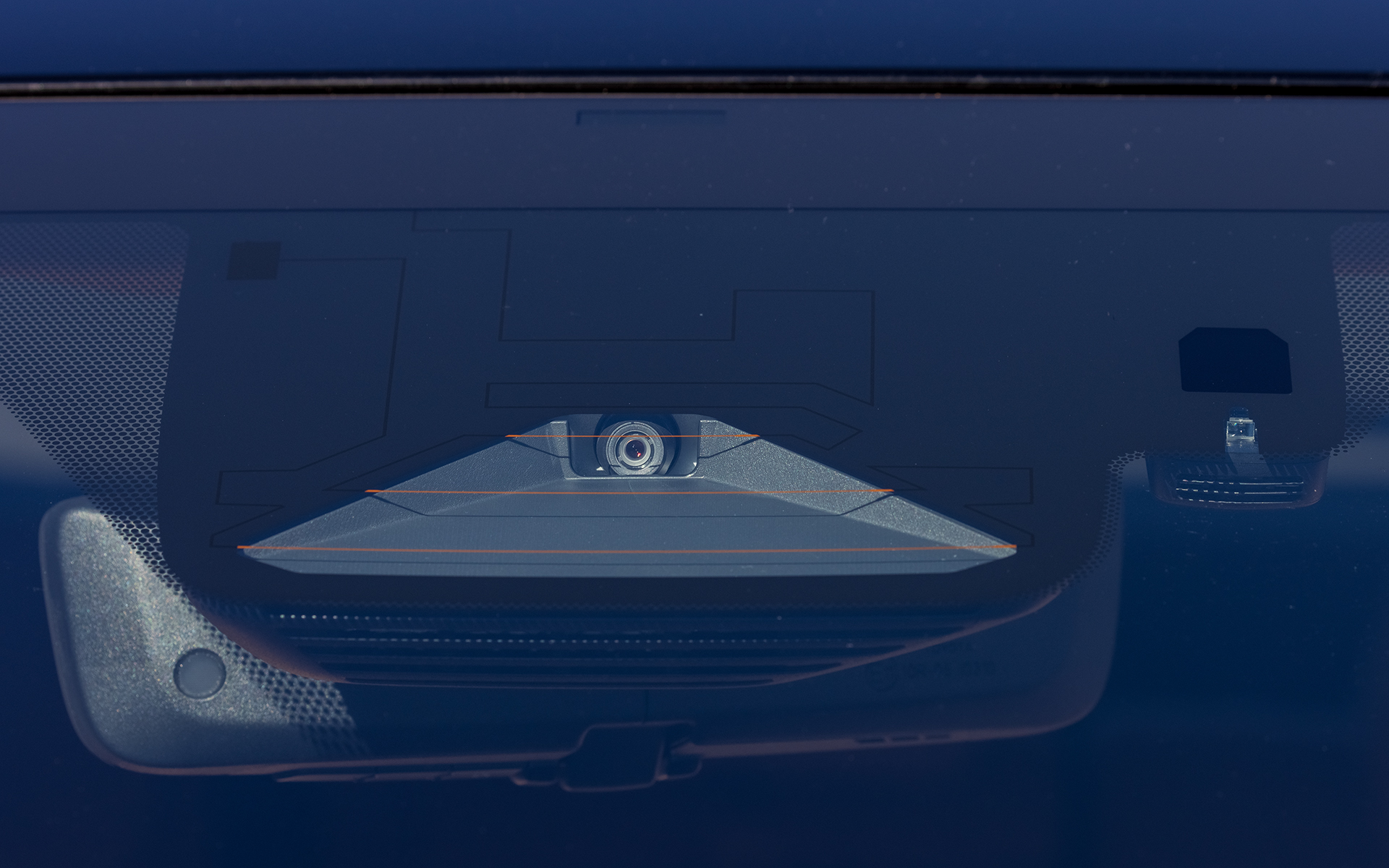 Lexus Safety System +用の単眼カメラ。ミリ波レーダーと組み合わされる