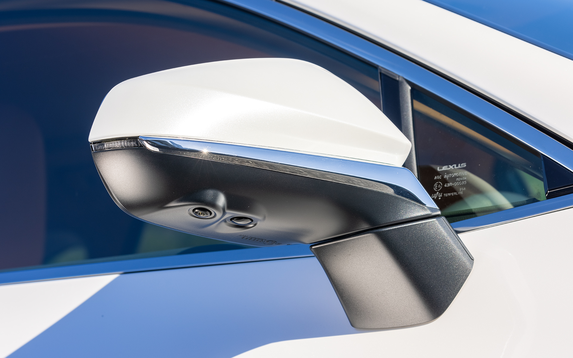 サイドミラー。下部にはカメラとセンサーを装備