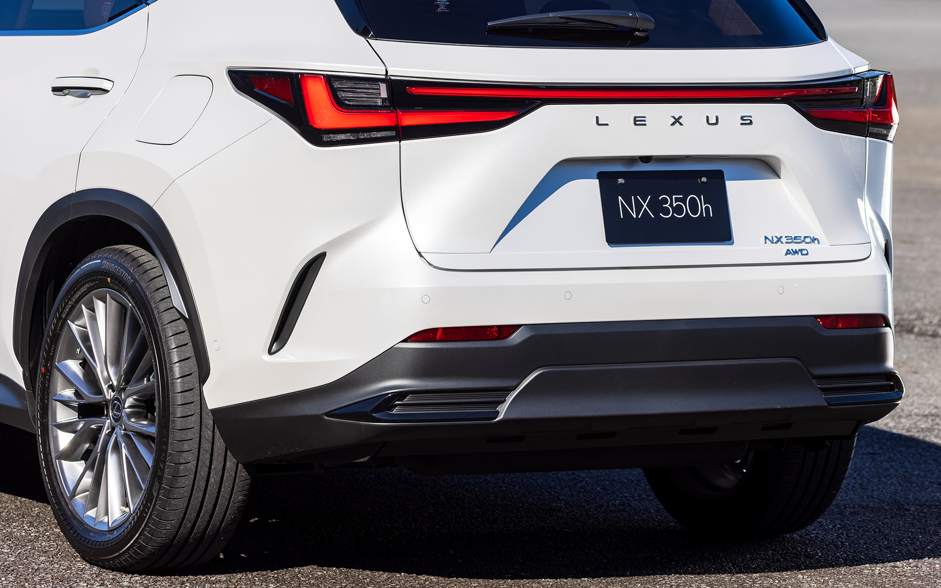 リアビューではワイド感とともにリアタイヤの張り出し感を強調