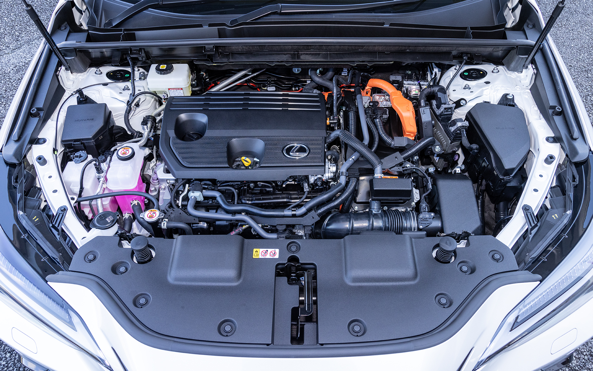 エンジン自体はNX450h+と同型式ながらスペックは最高出力140kW（190PS）、最大トルク243kgm（24.8kgm）と若干異なる