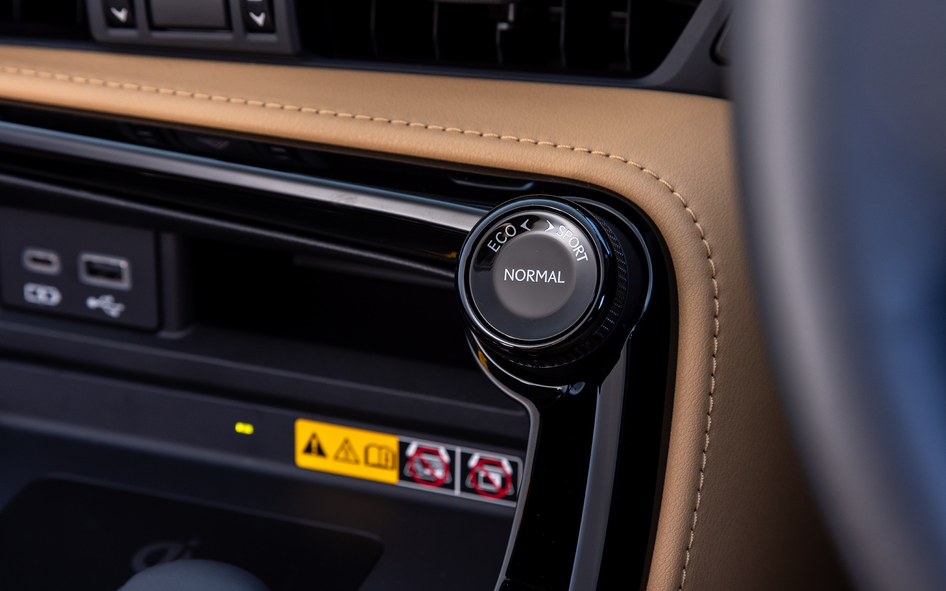 ドライブモードセレクトスイッチ。ノーマルのほかエコ、スポーツが選択可能