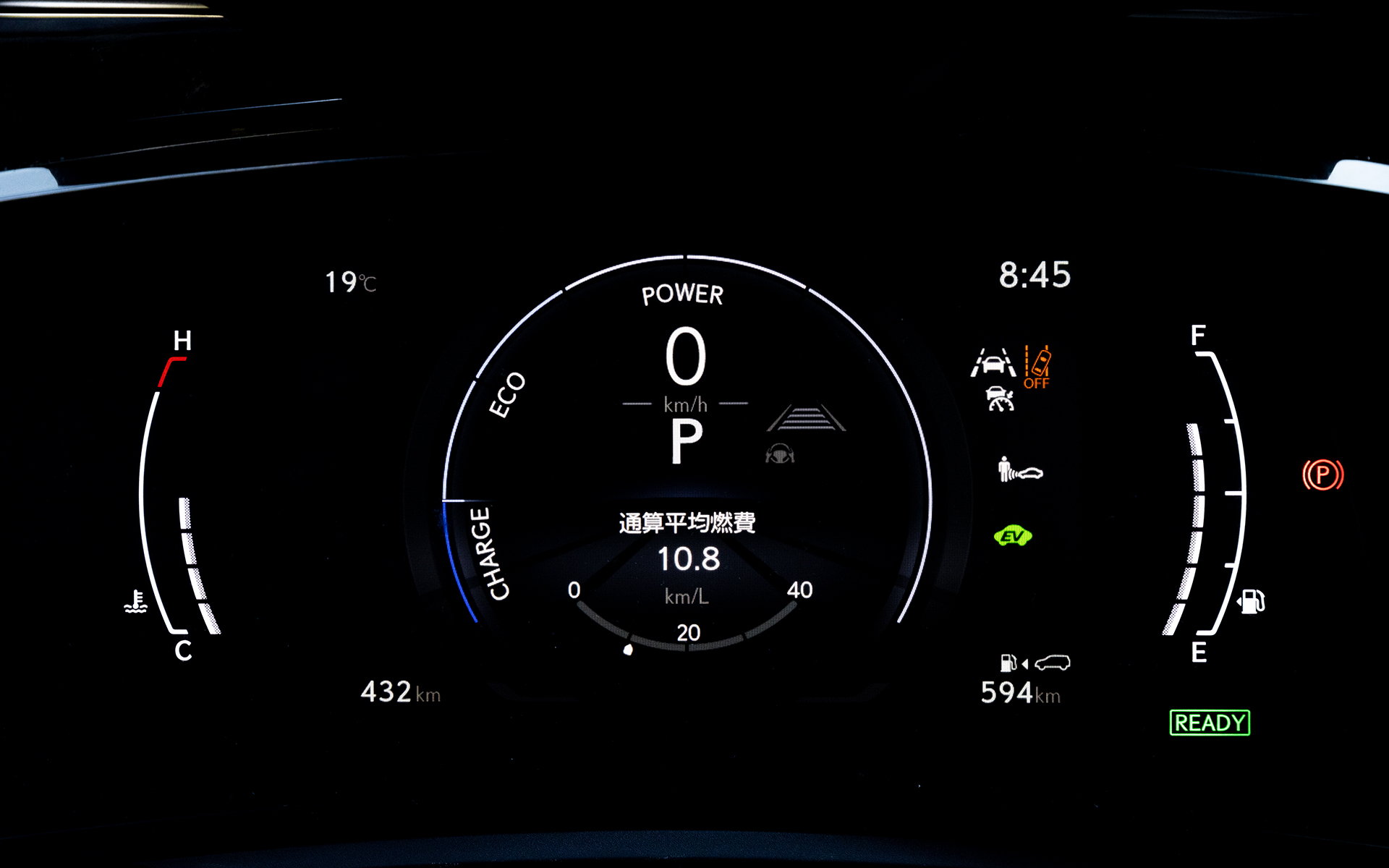 メーターは液晶タイプ