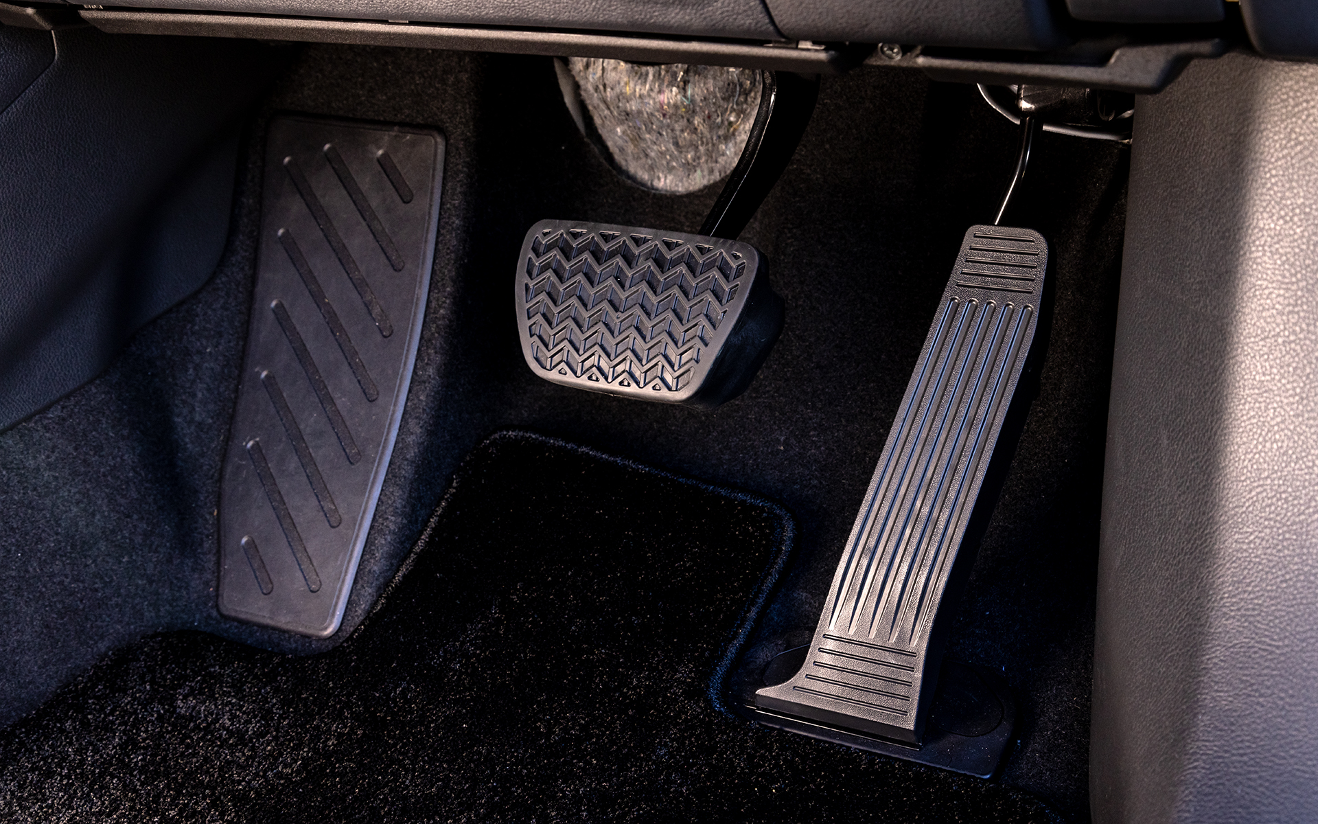 ペダルまわり。アクセルペダルはRAV4と同じフロアに支点があるタイプ