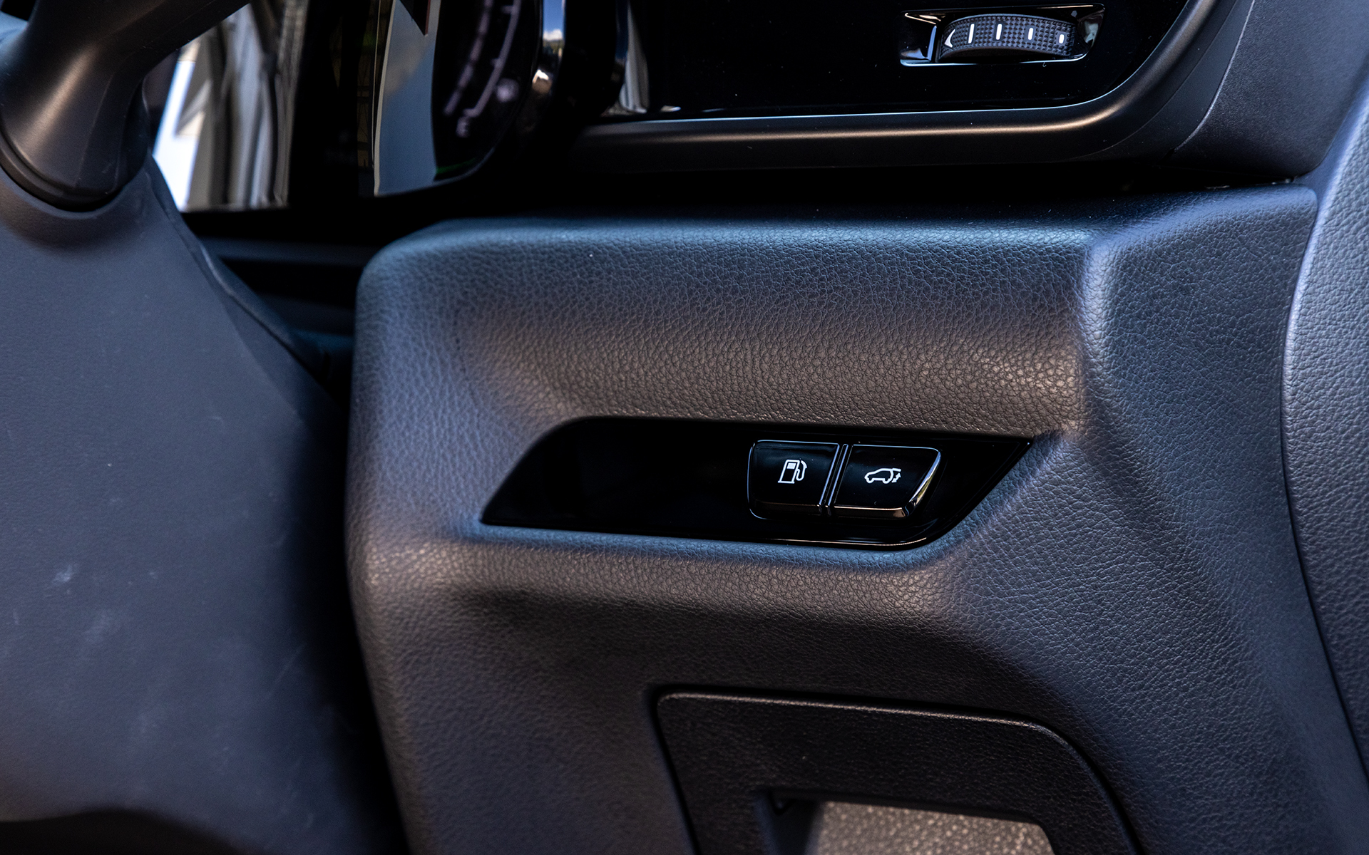 給油口とバックドアのスイッチ