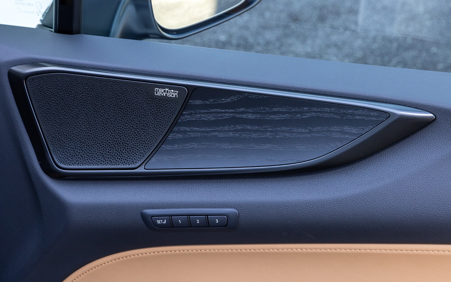 「“マークレビンソン”プレミアムサウンドシステム」はNX350hとNX350のversion LおよびF SPORTにオプション設定