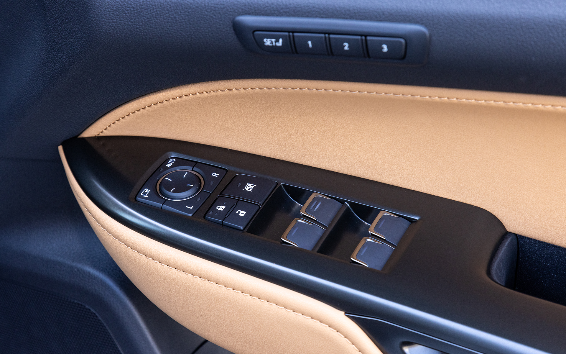 ドアミラーおよびパワーウインドウのスイッチ。パワーウインドウは全ドアワンタッチ式